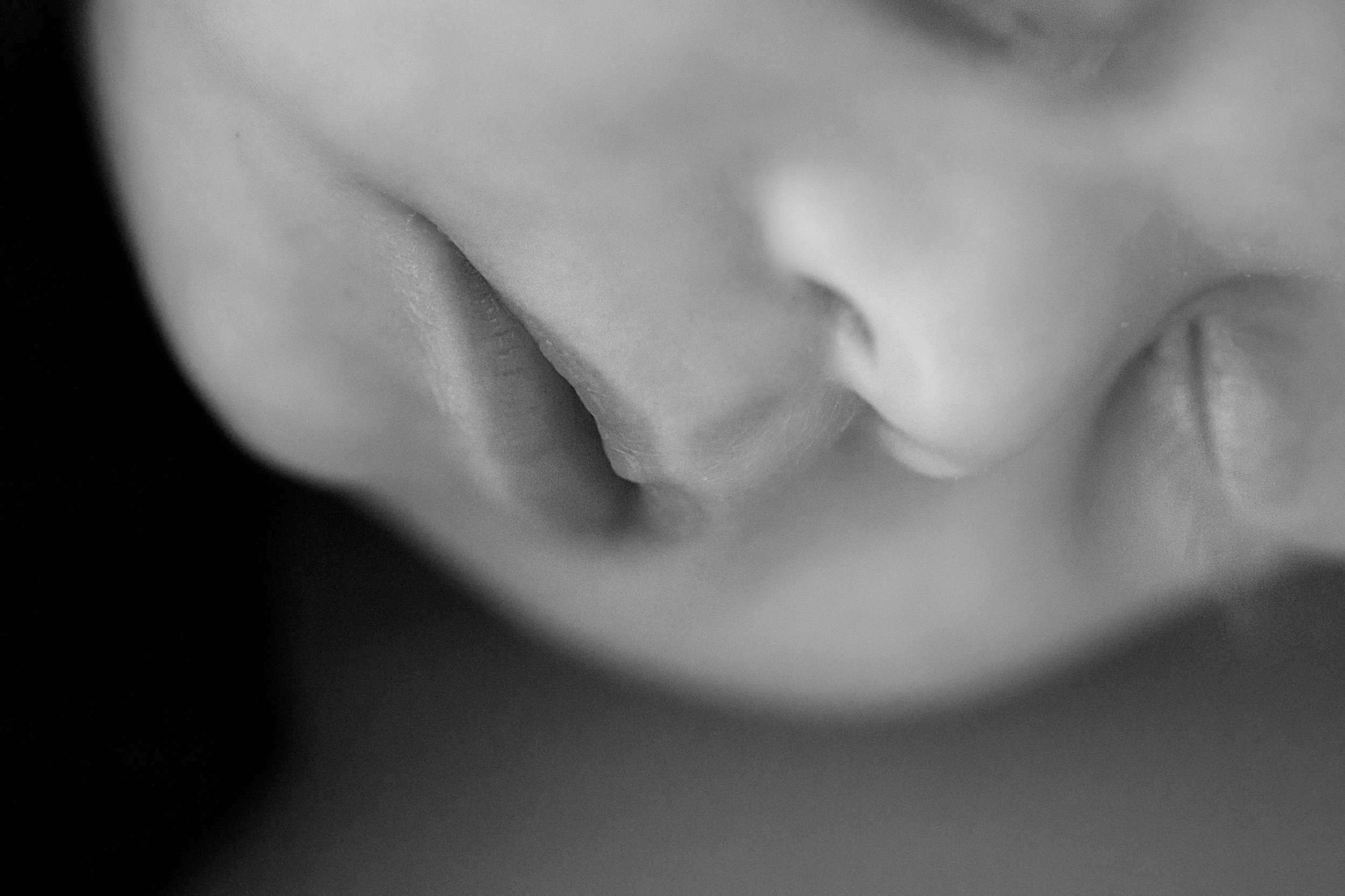  Dealing with mom stress during an at-home newborn session in the Illinois Valley with Teala Ward Photography. baby lips #TealaWardPhotography #TealaWardNewborns #InHomeNewborns #IllinoisPhotographer #ILNewborns #IllinoisValleyNewborns 