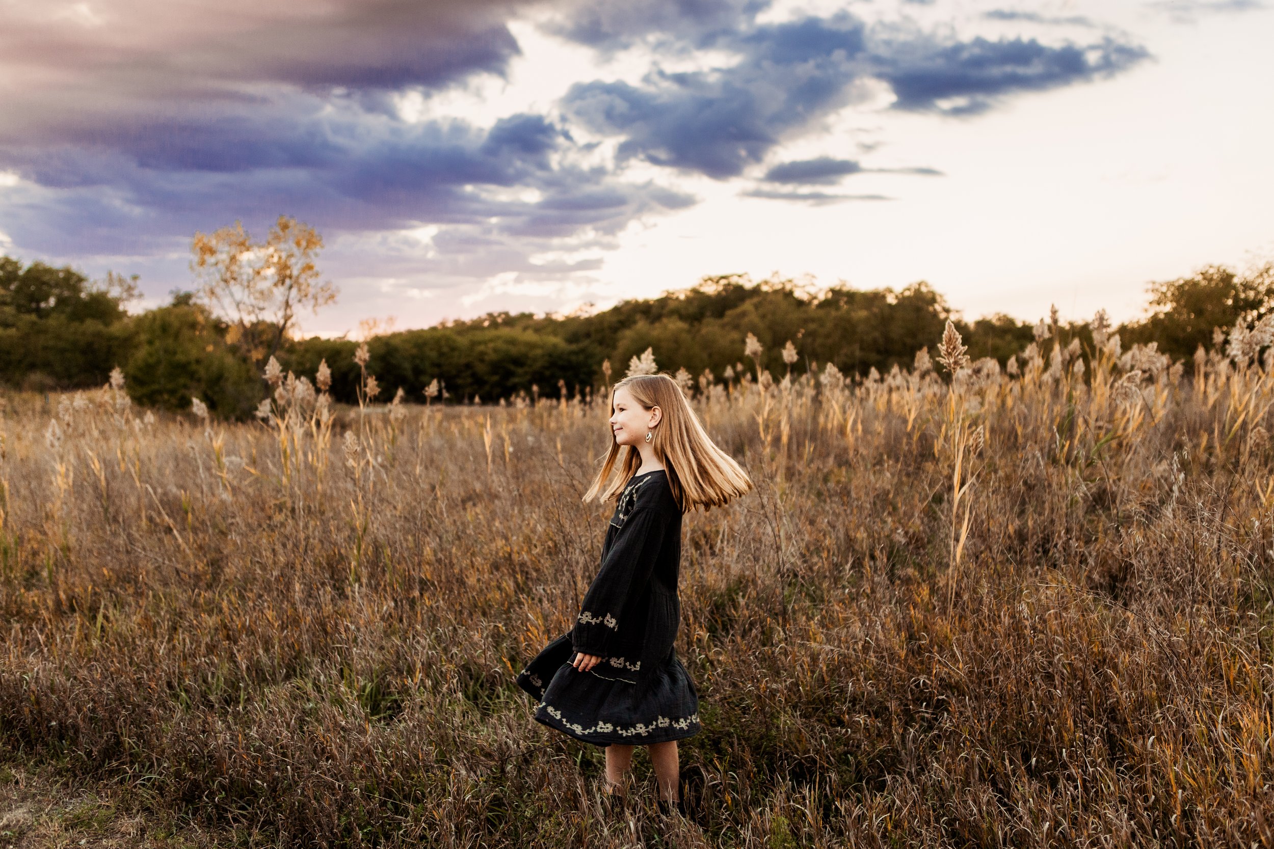  Illinois Valley photographer Teala Ward Photography captures outdoor family portraits in a yellow grass field. young girl portrait #TealaWardPhotography #TealaWardFamilies #photographers #IllinoisPhotographer #ILphotographers #IllinoisValleyFamilies