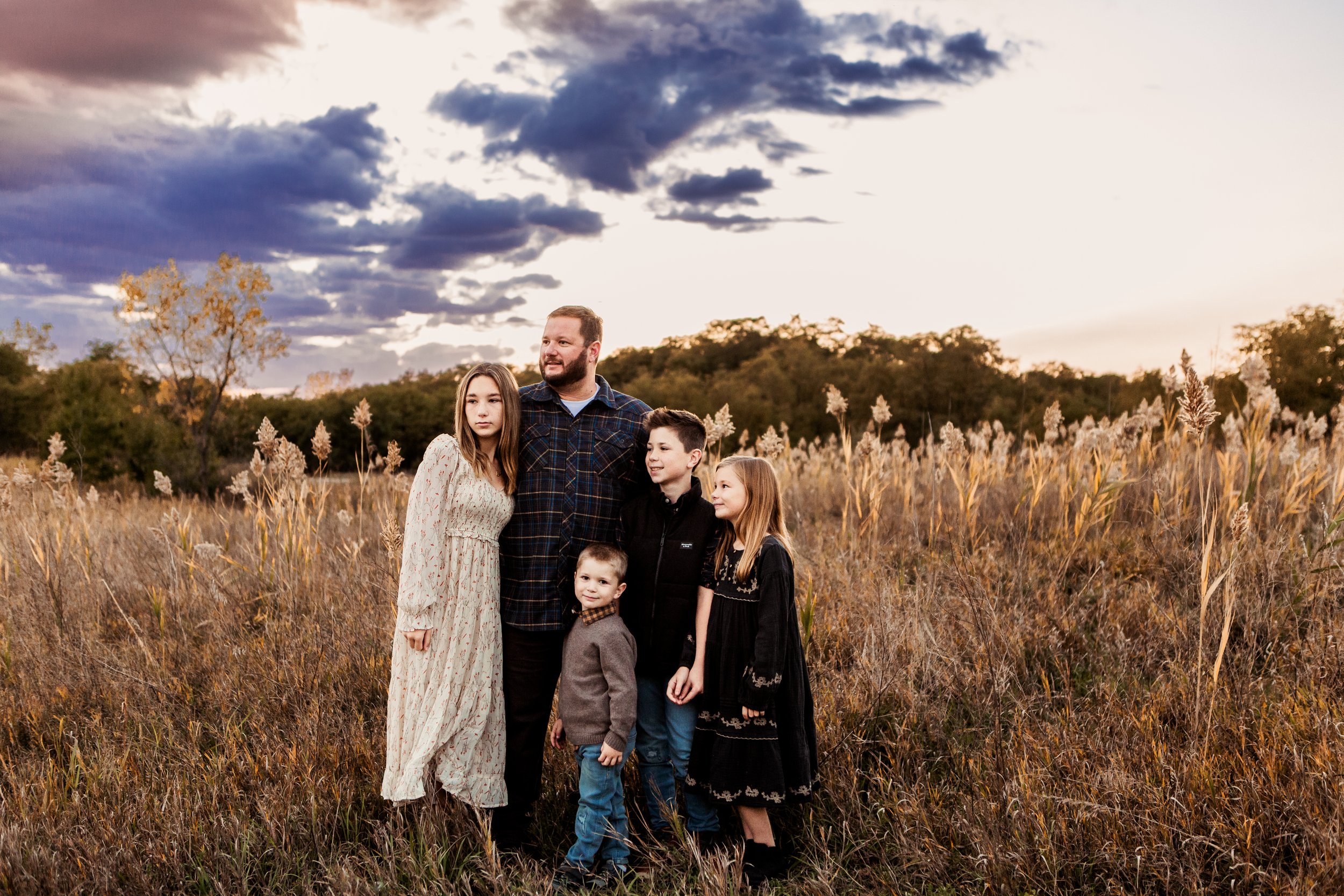  Moody edited family pictures by a photographer in the Illinois Valley area Teala Ward Photography. moody family portraits #TealaWardPhotography #TealaWardFamilies #photographers #IllinoisPhotographer #ILphotographers #IllinoisValleyFamilies 