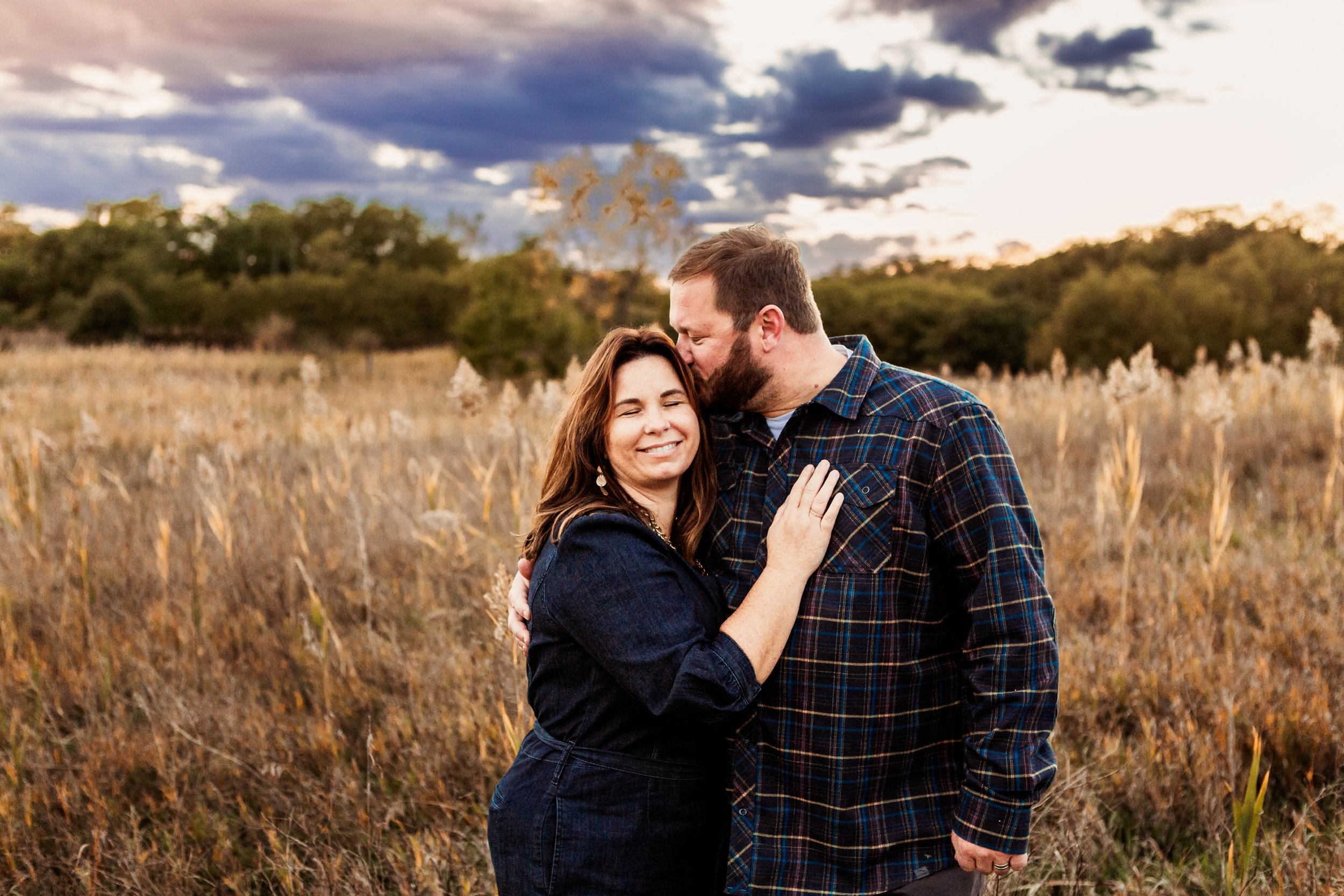  Teala Ward Photography captures a husband kissing his wife on the head while she snuggles close. couple portraits inspiration #TealaWardPhotography #TealaWardFamilies #photographers #IllinoisPhotographer #ILphotographers #IllinoisValleyFamilies 