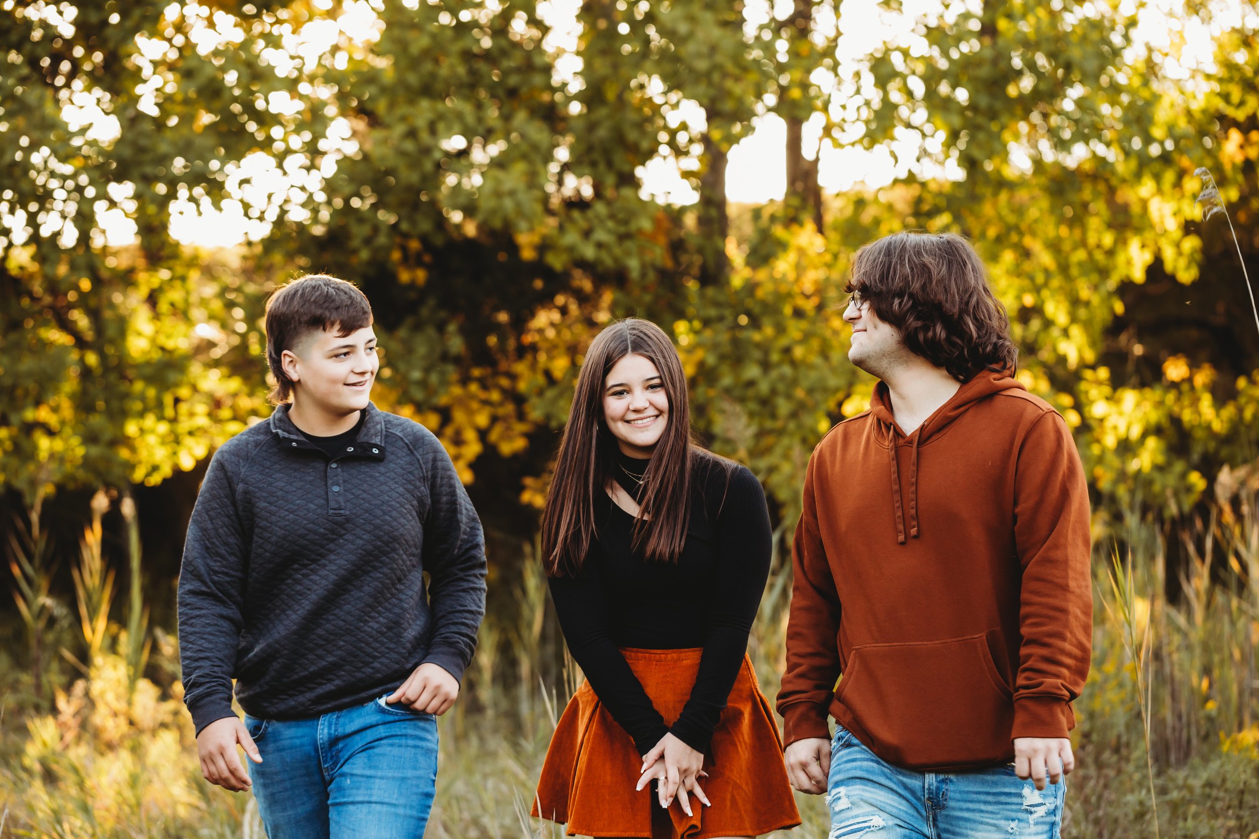  Authentic sibling photo of three older kids talking captured by Teala Ward Photography in Illinois. Illinois Valley family Photography siblings black and orange #TealaWardPhotography #TealaWardFamilies #Outdoorfamilyportraits #IllinoisPhotographer #