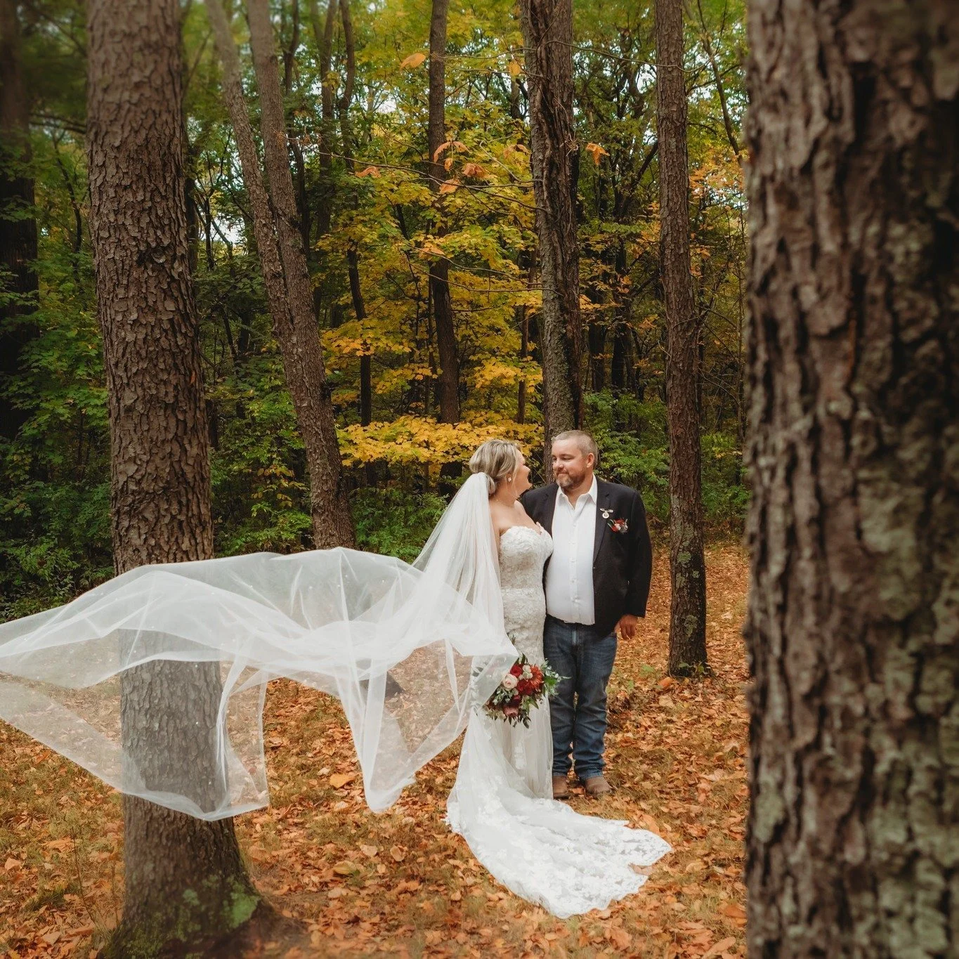 I never shared this wedding.
Not because it wasn&rsquo;t beautiful.
Not because it didn&rsquo;t matter.
I just got busy.
Wedding season moved fast. Fall filled up. Life kept going. And this one sat quietly in a folder waiting its turn.