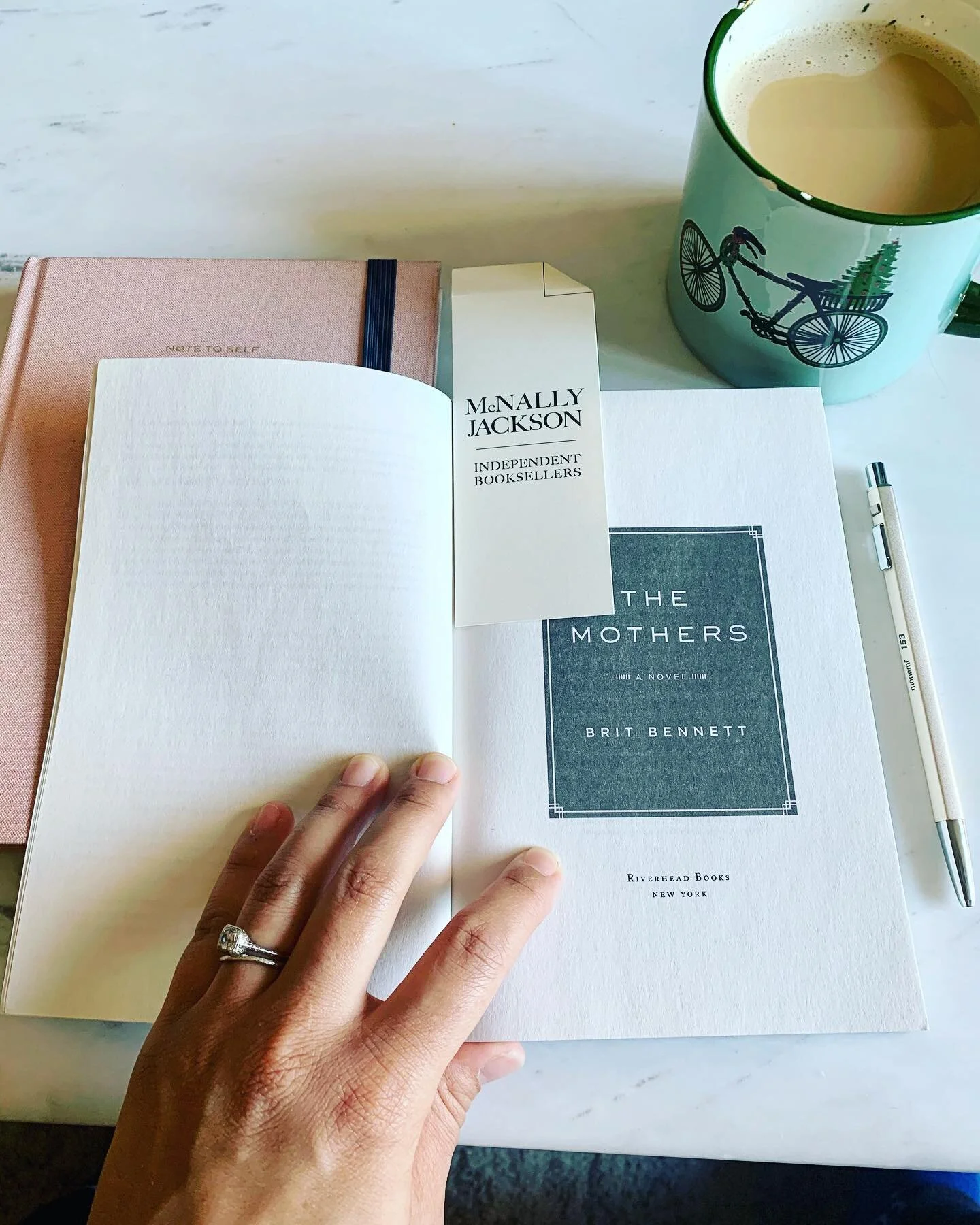 ✨R E V I E W ✨
How many of you, like me, read The Vanishing Half this year and then realized, oh snap, she&rsquo;s had a whole other book sitting here for the last four years that I&rsquo;ve been missing out on??? Anyone🙋🏽&zwj;♀️??
✨
Well, all I ha