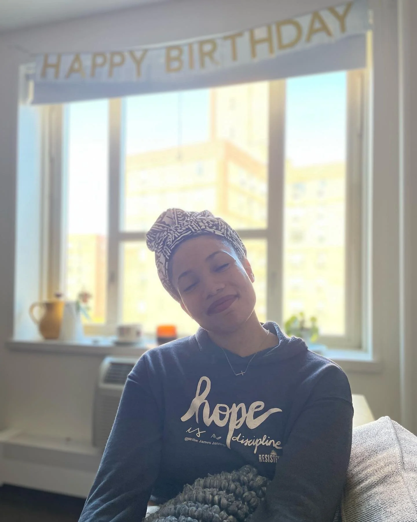 ✨ birthday g i v e a w a y ✨

👋🏽👋🏽👋🏽32 books for 32 years! Also, anyone else ever clean 32 books off their shelves, only to look back at them and see nothing changed? 😭 Swipe to see the loot!

Rules:
1. Like this photo
2. Comment below with yo