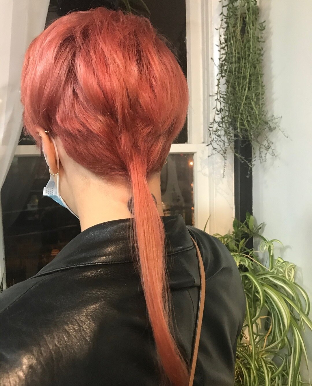 Rose gold rat tail flow.  I can't take all the credit.  My client was rocking the rat tail long before we met.⁠
⁠
#rosegold #faction8toner #rattailsofinstagram #kcmohair