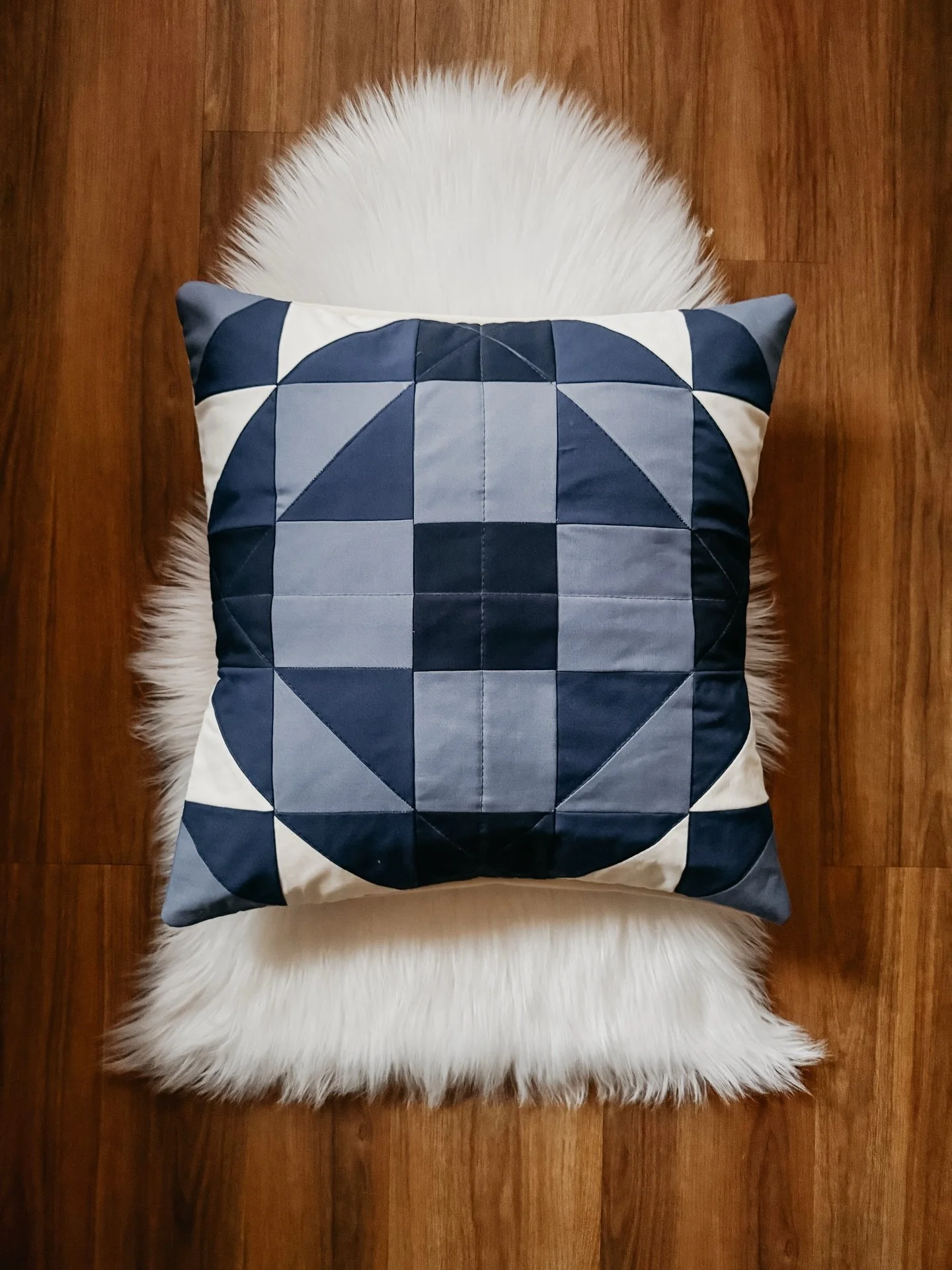 And just like that, we have a brand new pattern for the New Year 🤩 I should have it posted this evening or tomorrow at the latest! I&rsquo;m not sure about a name yet so if you have suggestions, leave them in the comments 💙

exshawquilts.com