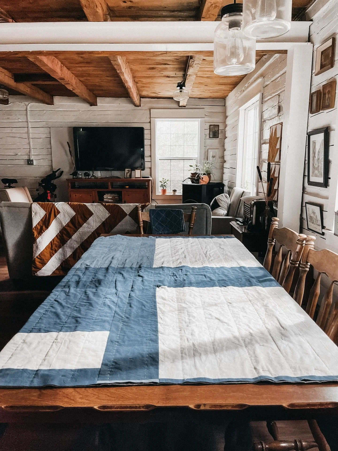 Quilt backs can be just as pretty 🤩 FYI we are 7 minutes out from a new quilting podcast. Come on over to my YouTube channel @exshawquilts