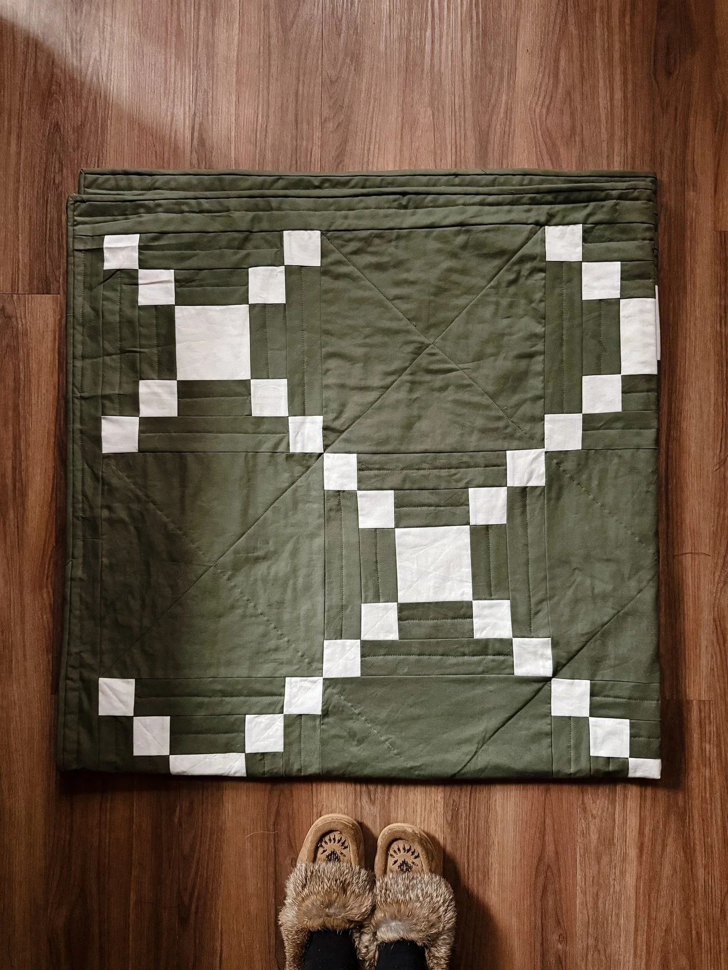 I put the very last stitch into this Irish Chain quilt last night 🥳 She&rsquo;s officially ready for proper photos 📸 

If you&rsquo;re looking for a quilt that&rsquo;s slow, relaxing, and genuinely enjoyable to make&mdash;this one is it. I loved ev