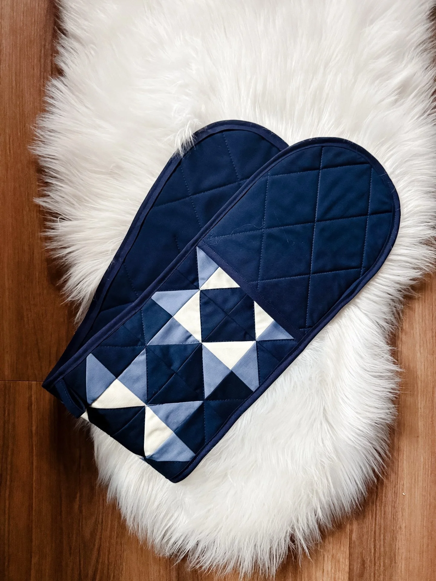 A little sneak peek 👀 at the next pattern coming to the shop&mdash;Double Oven Mitts 🤩

They feature my daughter&rsquo;s favourite block, the Sawtooth&hellip; and yes, she&rsquo;s already claimed this pair (along with the pencil case I shared earli