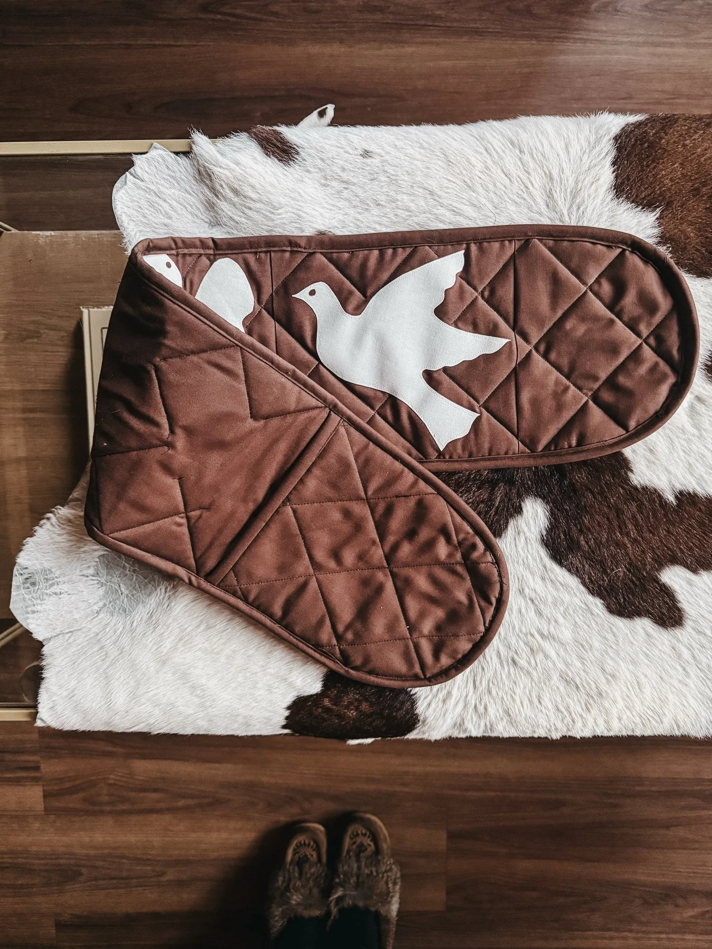 We have new applique patterns in the shop! I have 1 more to add to the collection and then you have a trio: double oven mitts, potholders (3 different designs to choose from) and a table runner! Creating in collections is my new favourite thing! 

Th