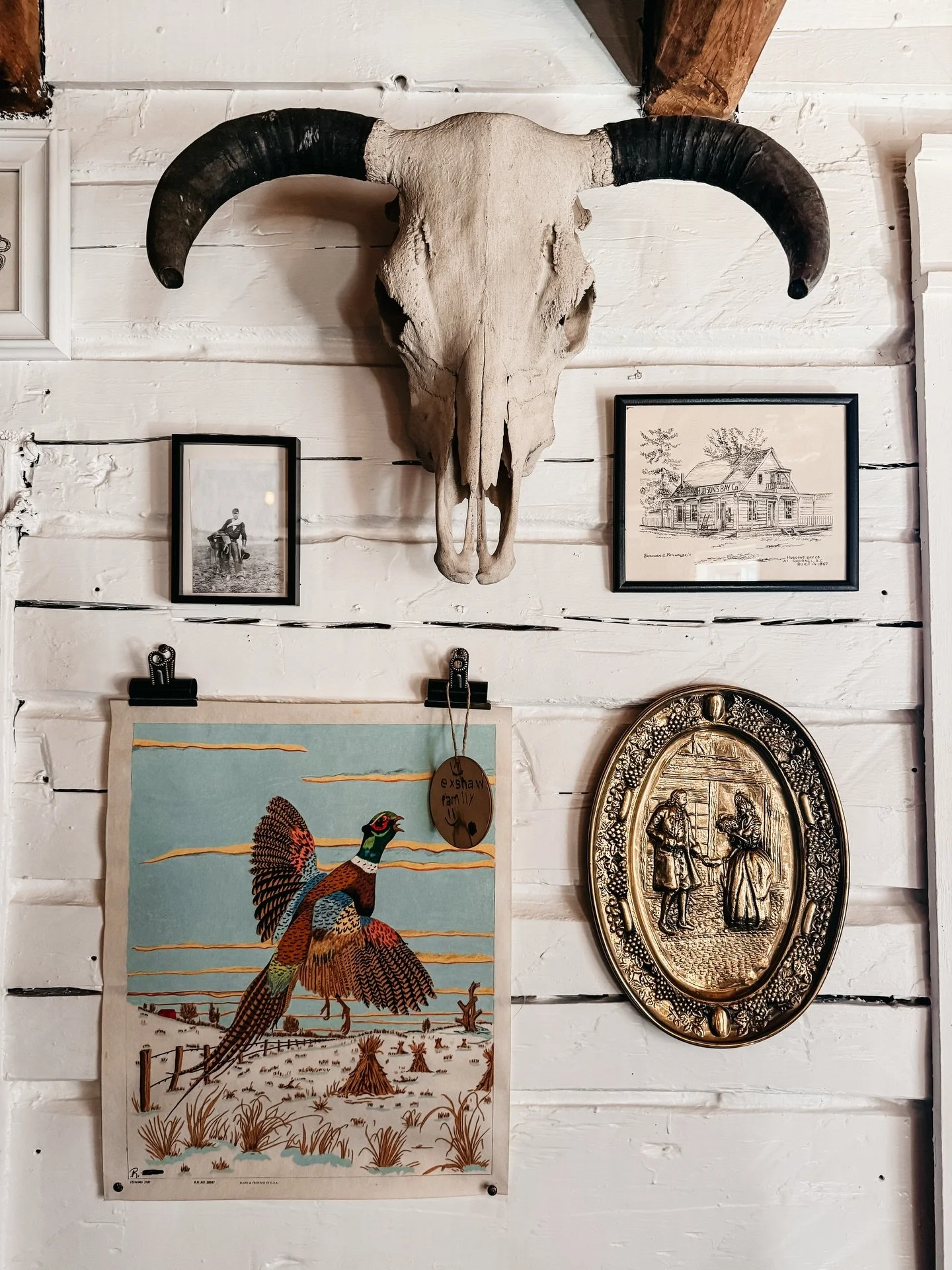 I got my new flea market finds hung 🤩 My kids hate the gold plate 🙂&zwj;&harr;️ I love it. It took everything in me not to bring home the whole stack 🤣 Apparently I have questionable taste. I told her that questionable taste is why they&rsquo;re h