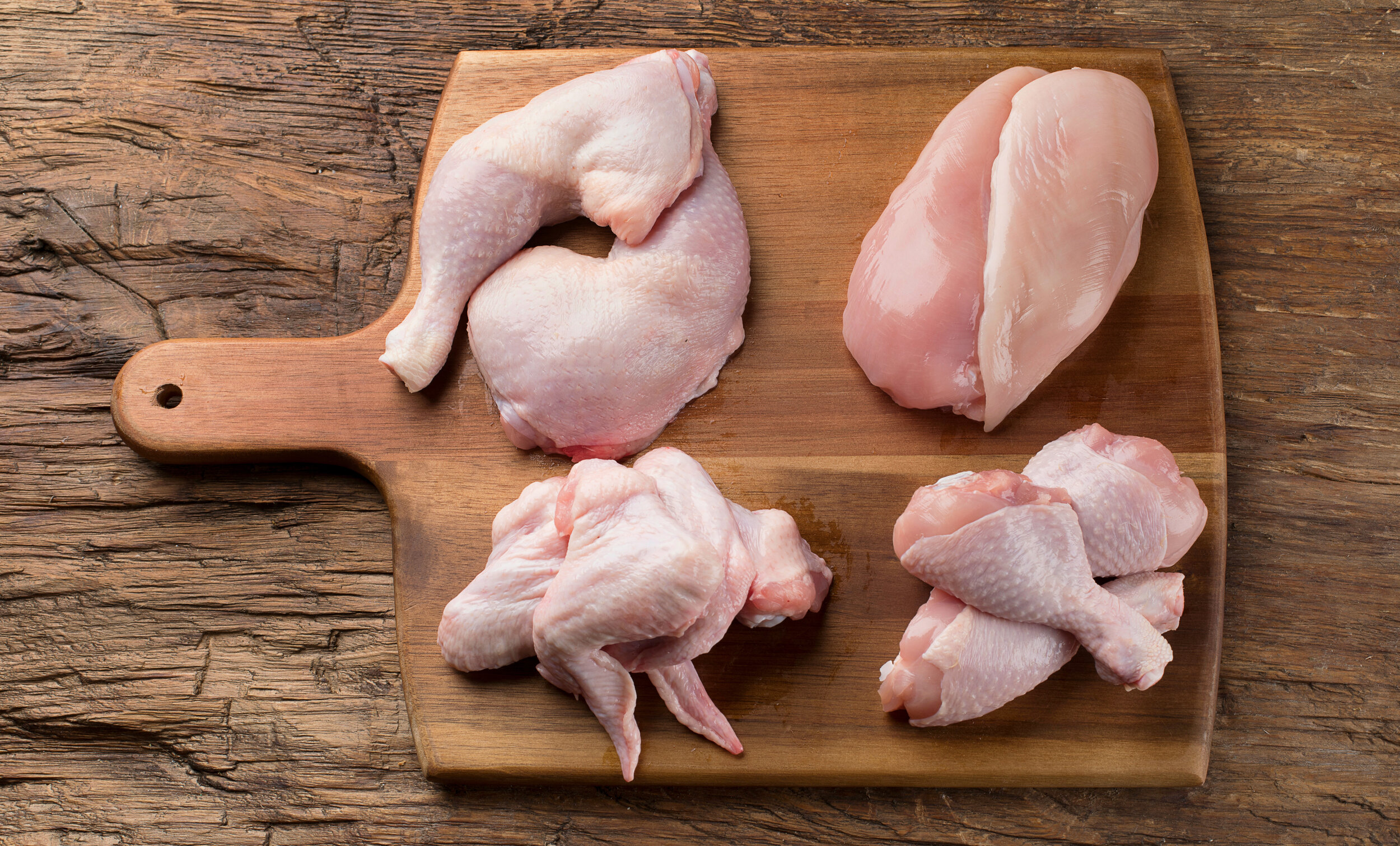 Курица легко и быстро. Курица мясо. Курица сырая. Куры мясо. Курица на деревянной доске.