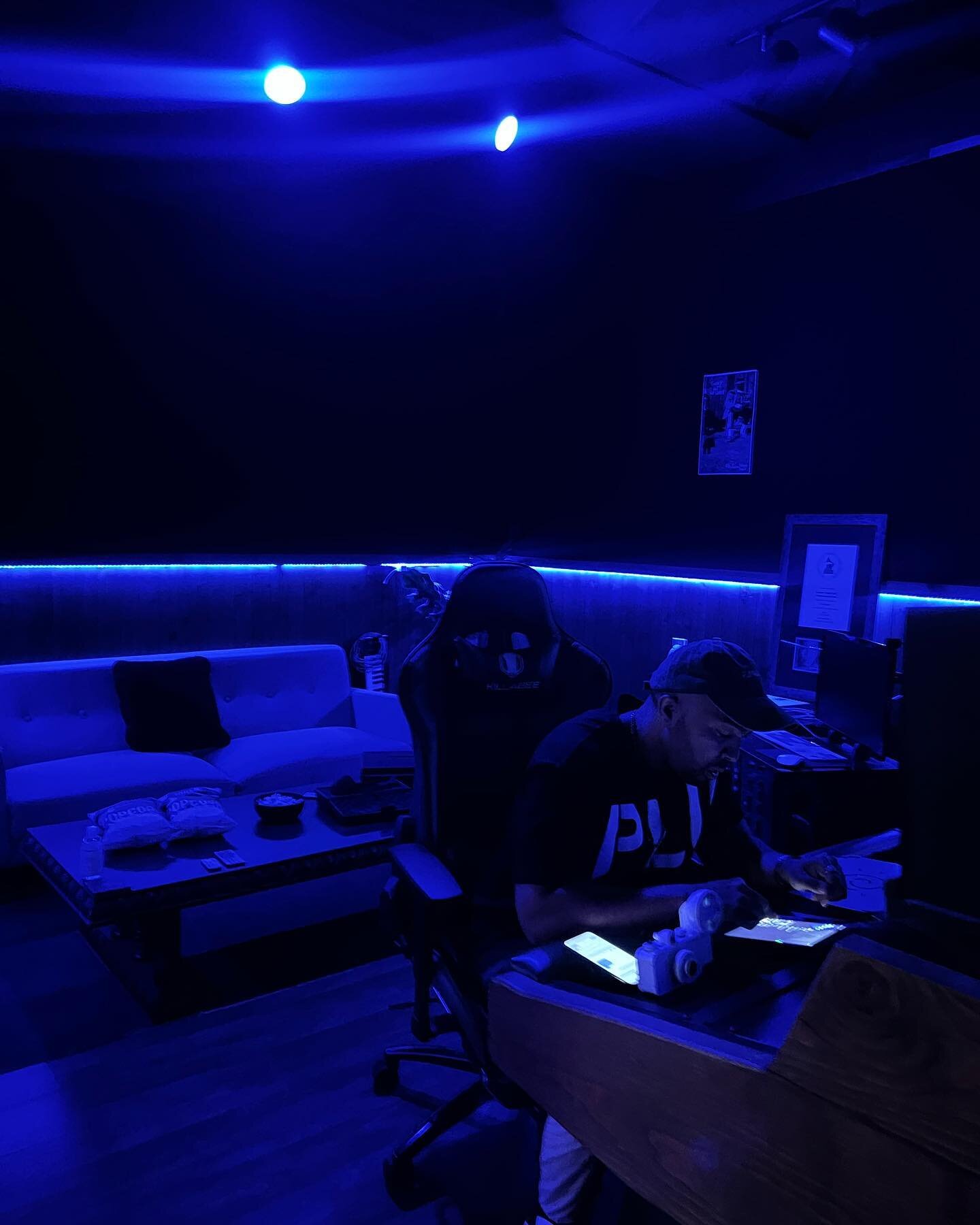 Have you seen our ultralight room yet? I think it&rsquo;s about time you do. Step into another world of professionalism when it comes to your art. Book a session now and get to the next new level you&rsquo;ve been needing! 🎧