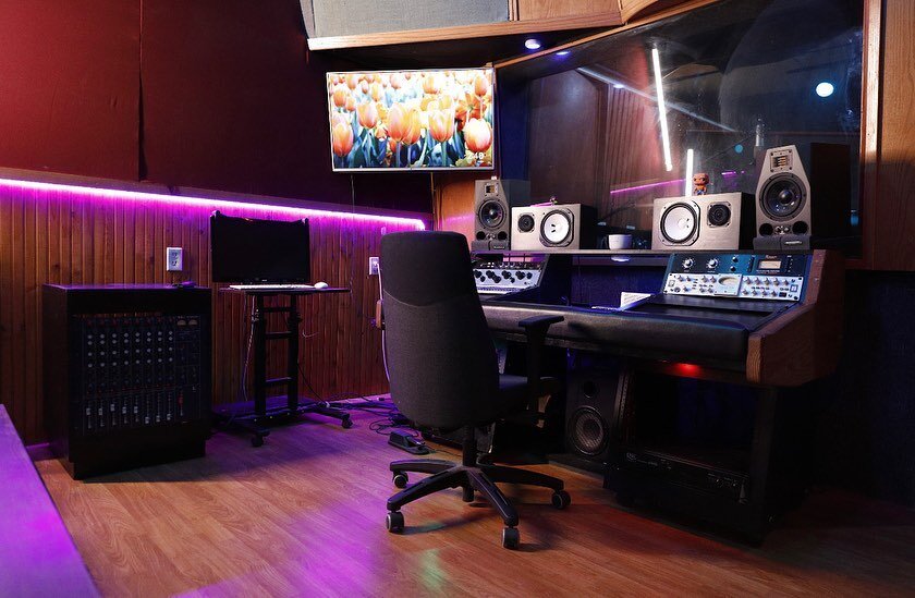 The ultralight room is used for various reasons..one main one being that your able to truly create the space and the sound you desire. We offer not only quality but also a safe space for your art. Book a session now link in bio to start your journey 