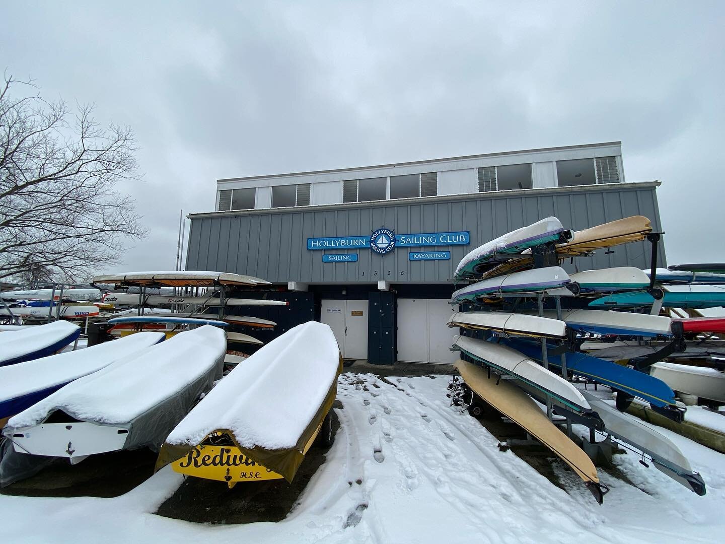 This weekend has been a bit quieter than usual... hope everyone is enjoying the snow! 

#hollyburnsailingclub #westvancouver #ambleside