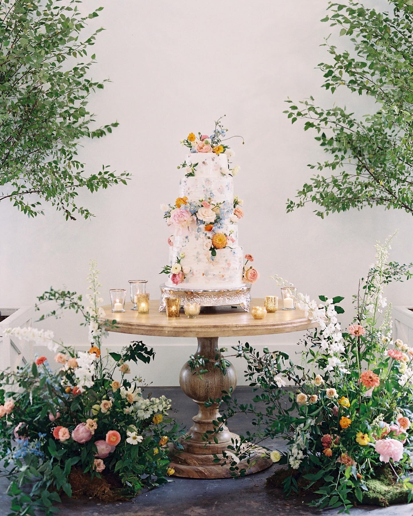 This will forever be a favorite wedding cake!

It was perfect in size, texture, and color story- and the pairing of the floor blooms and sourced trees was so ideal to frame this special moment. 

Photo @chrisisham