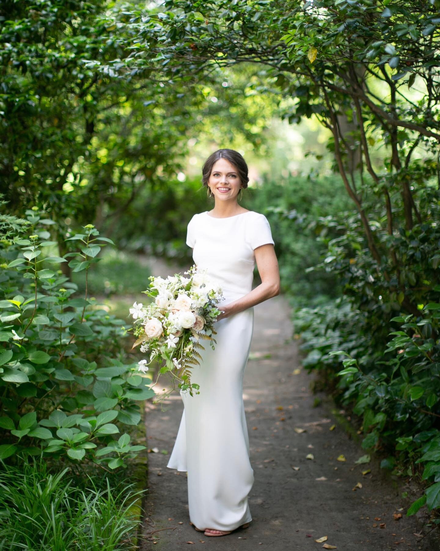 Natalie&rsquo;s wedding day look was so chic - from the silhouette of her dress, to her earrings, to the design of her bouquet. Beautiful all the way around!

Photo @hollygraciano