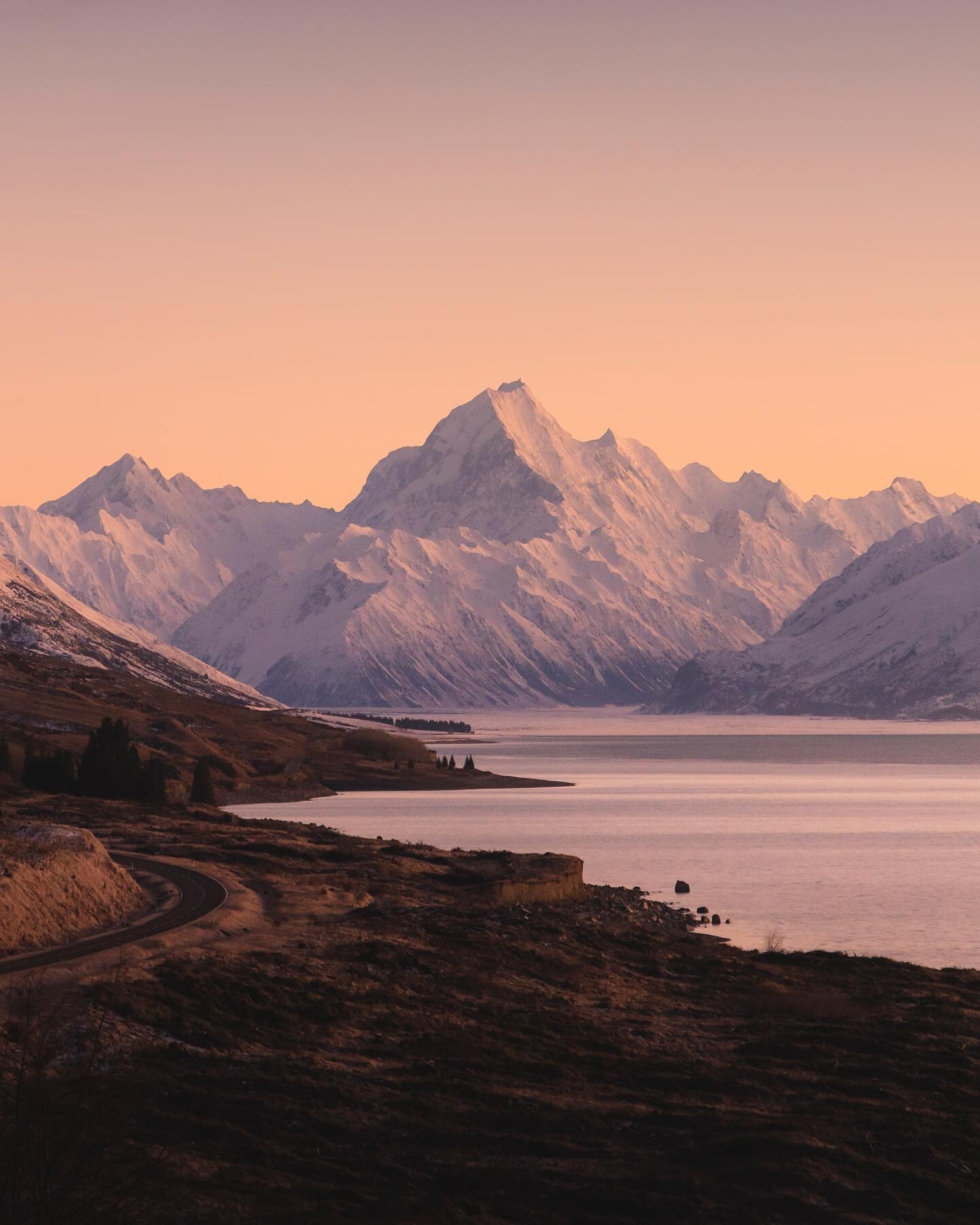 Views like this make the early morning wake ups all the more worthwhile&hellip;
.
.
.
#newzealand #nz #purenewzealand #mtcook #earth