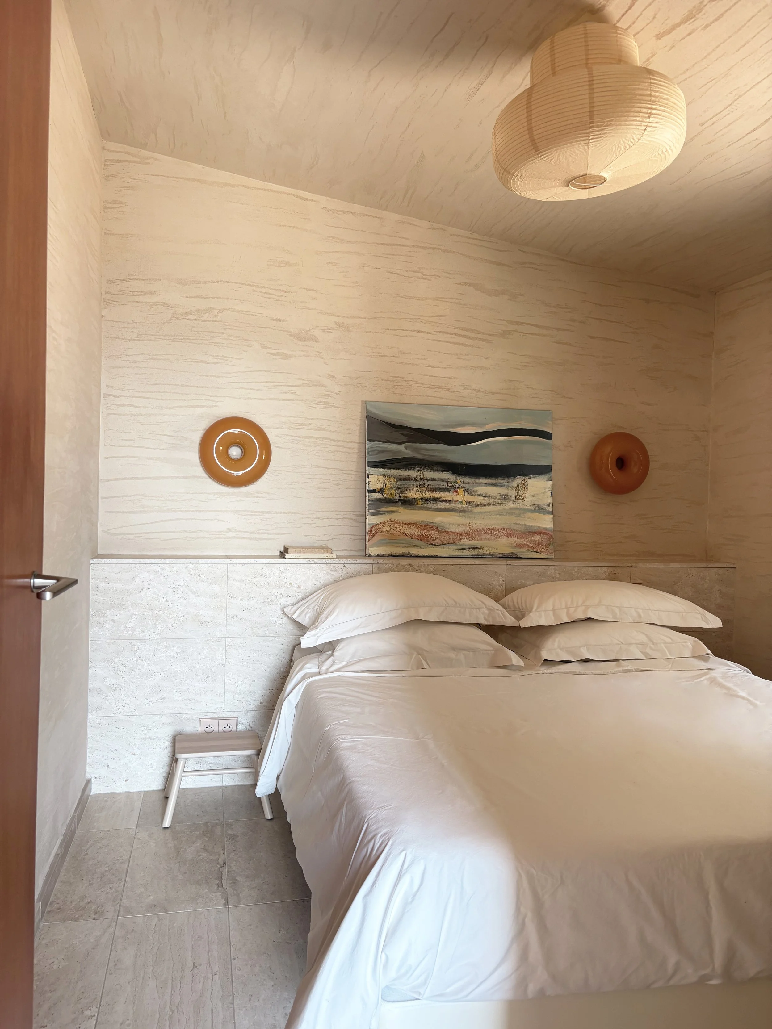 Chambre double aux enduits naturels et aux teintes minérales
