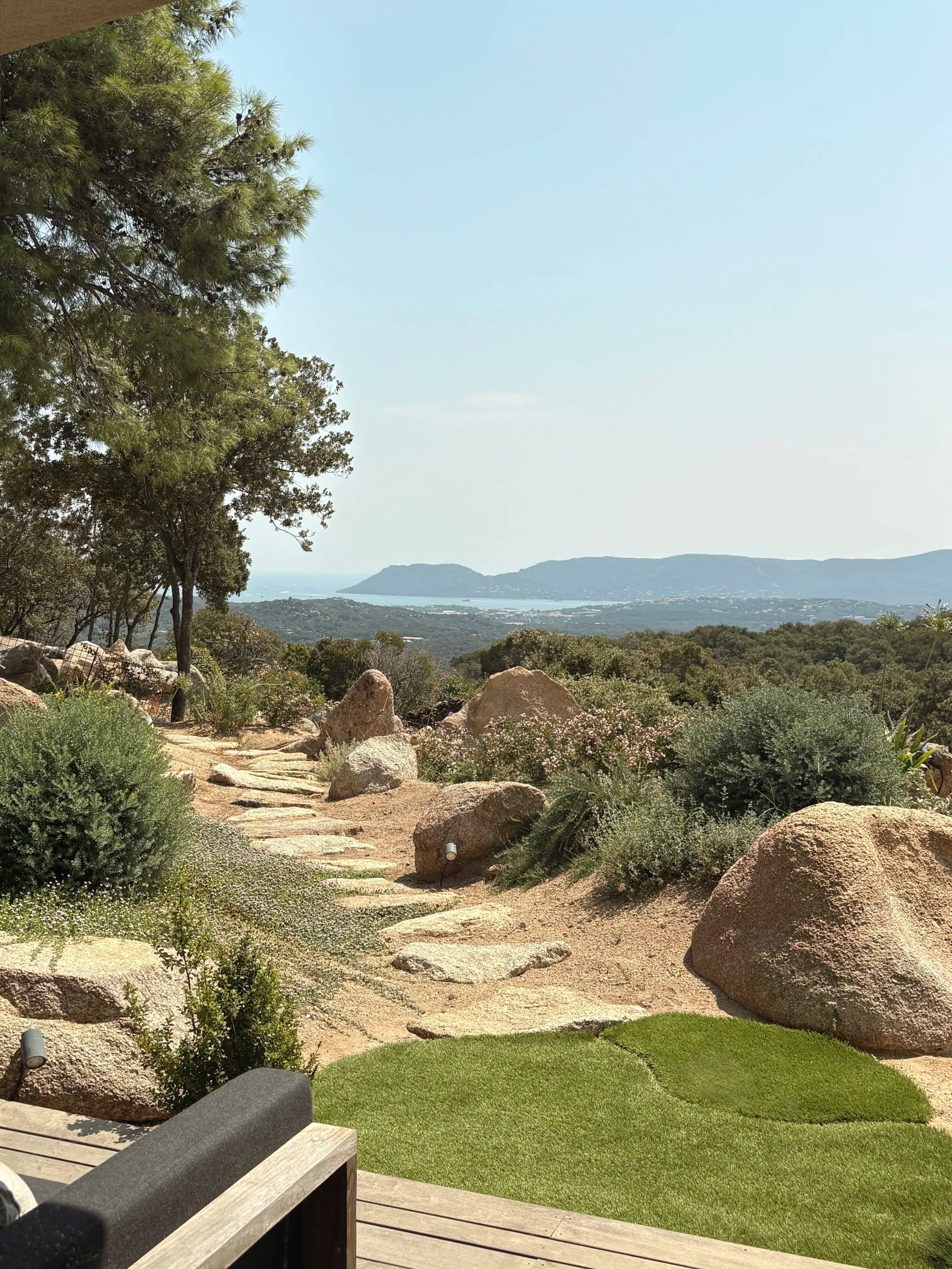 Jardin méditerranéen et rochers de granit face au golfe de Porto-Vecchio