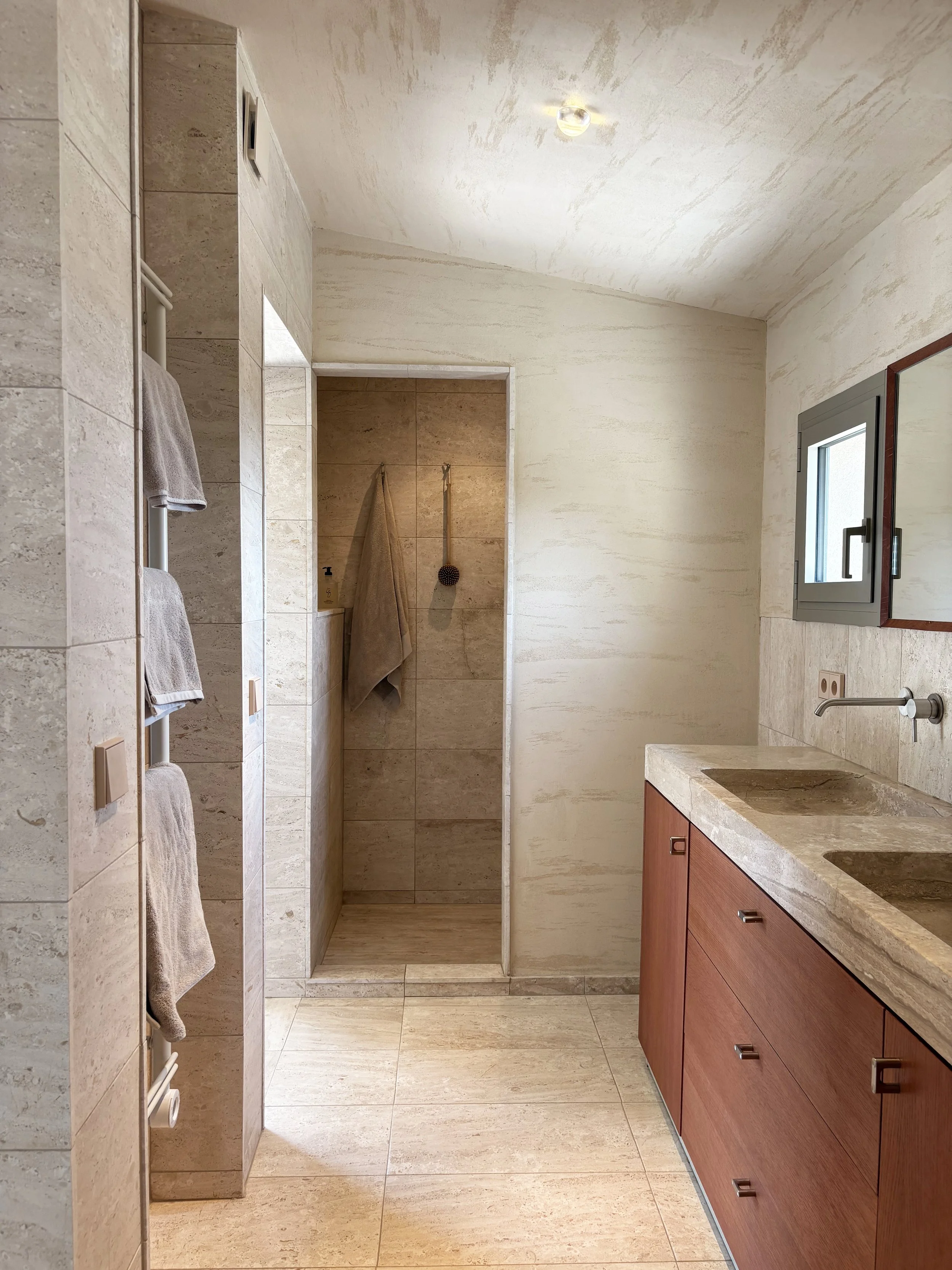 Salle de bain avec douche à l’italienne et meuble en bois