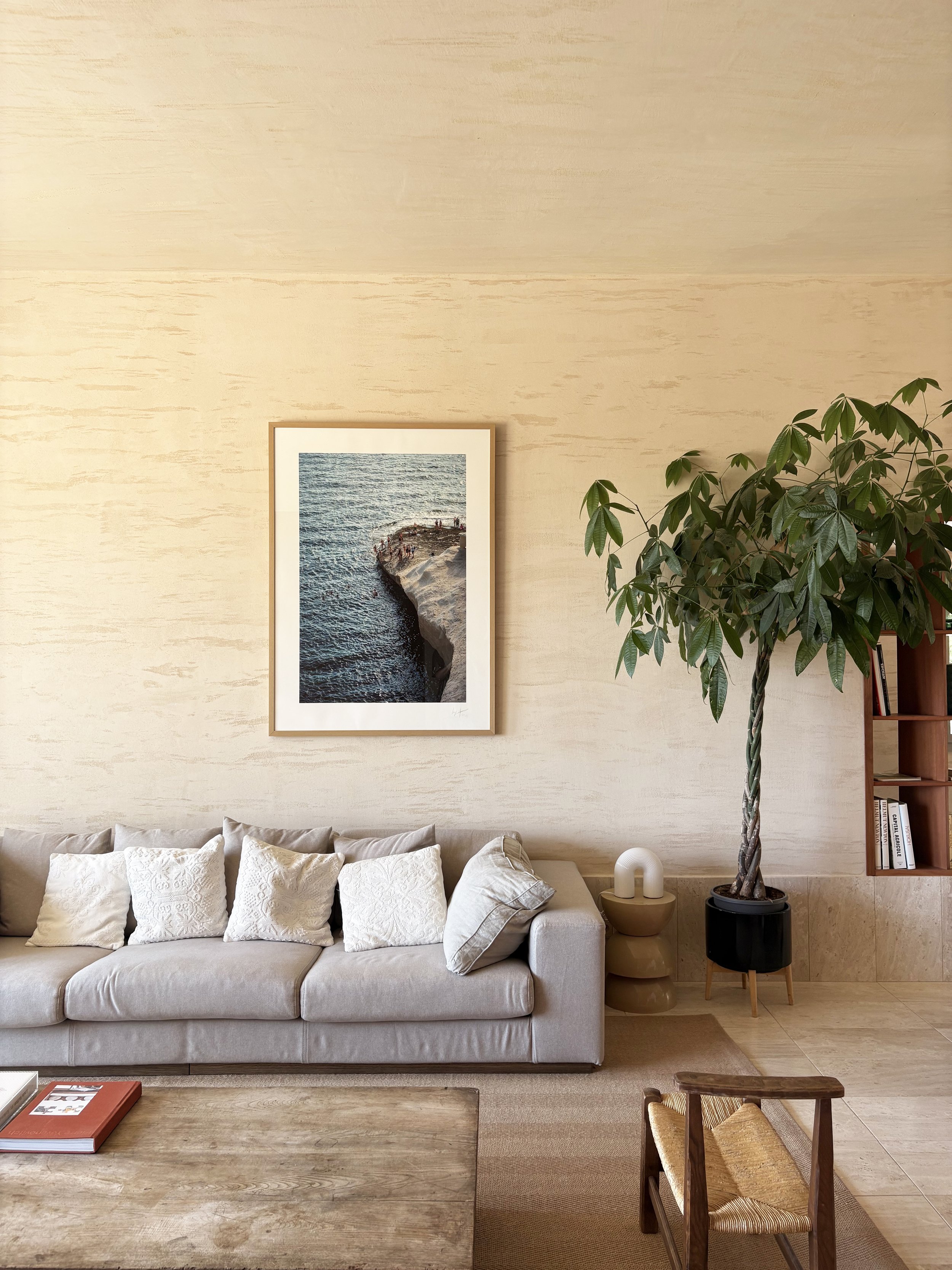Salon lumineux de Casavistu aux enduits naturels et au mobilier contemporain
