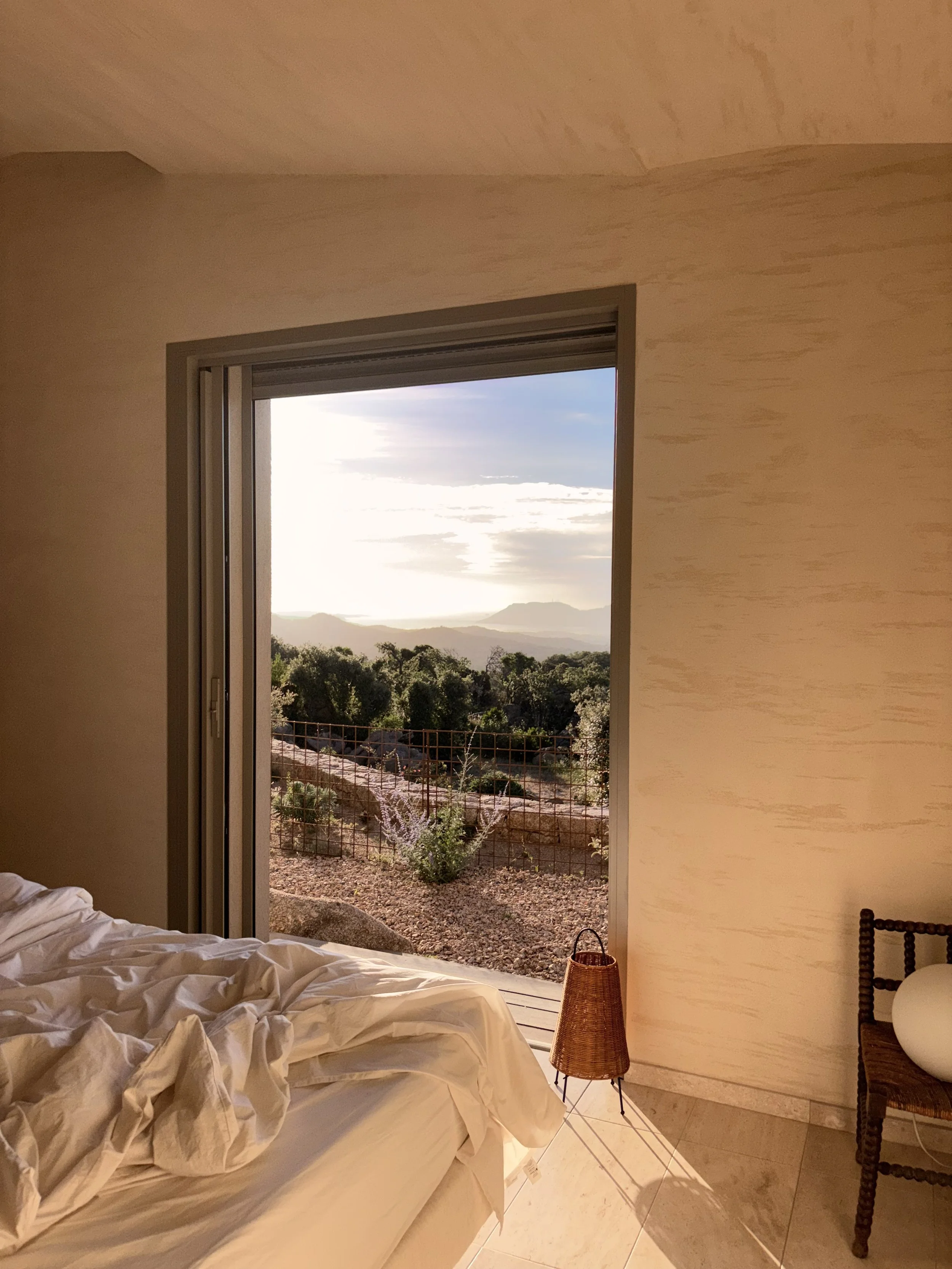 Chambre ouverte sur le jardin au coucher du soleil