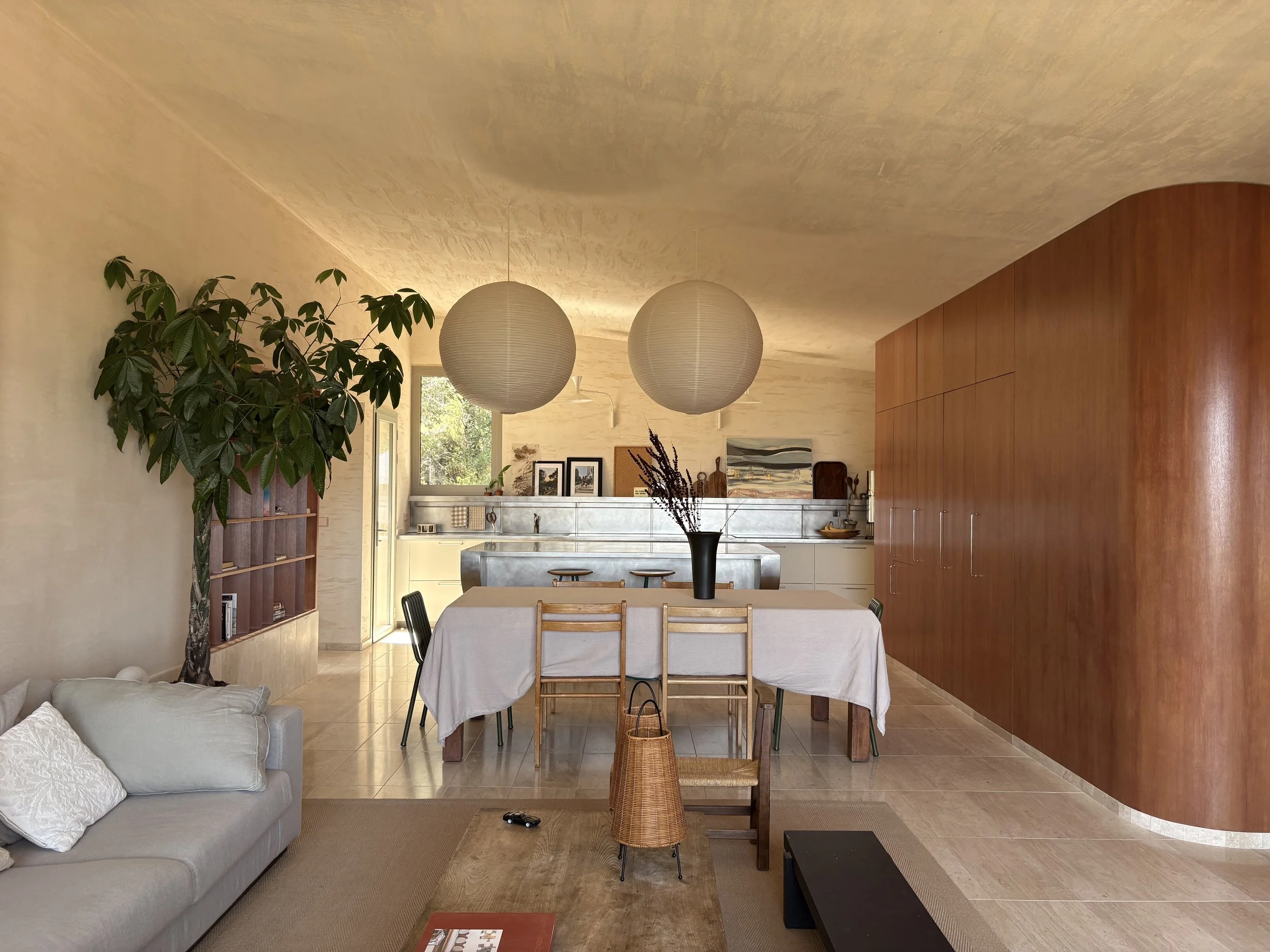 Pièce de vie réunissant salon, salle à manger et cuisine ouverte