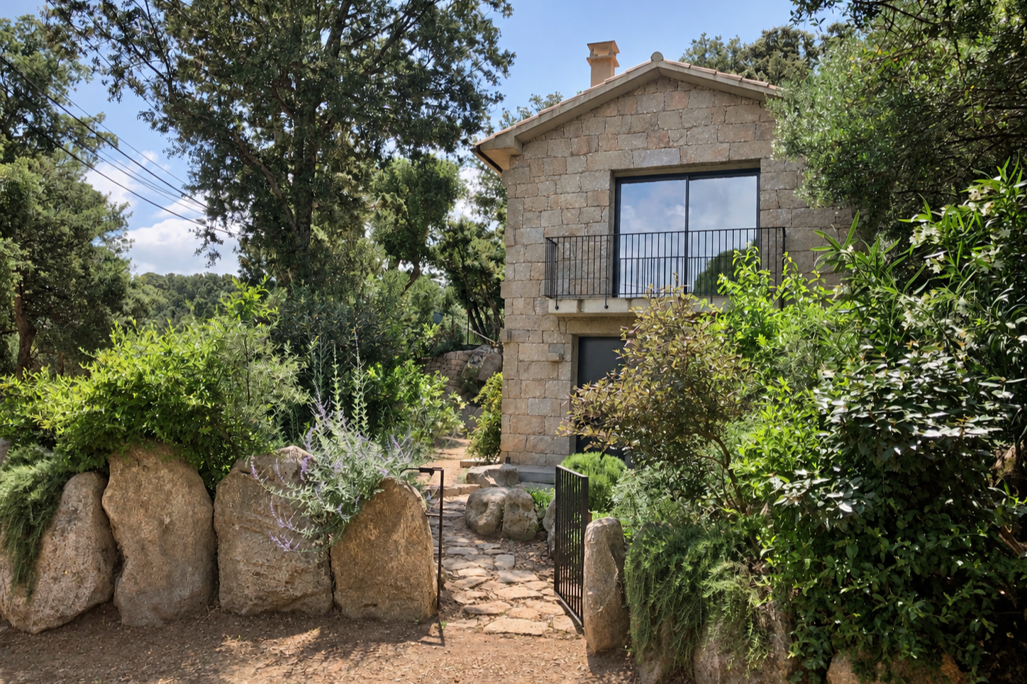 Façade en pierre de Casasotta et jardin arboré dans le village de Sotta