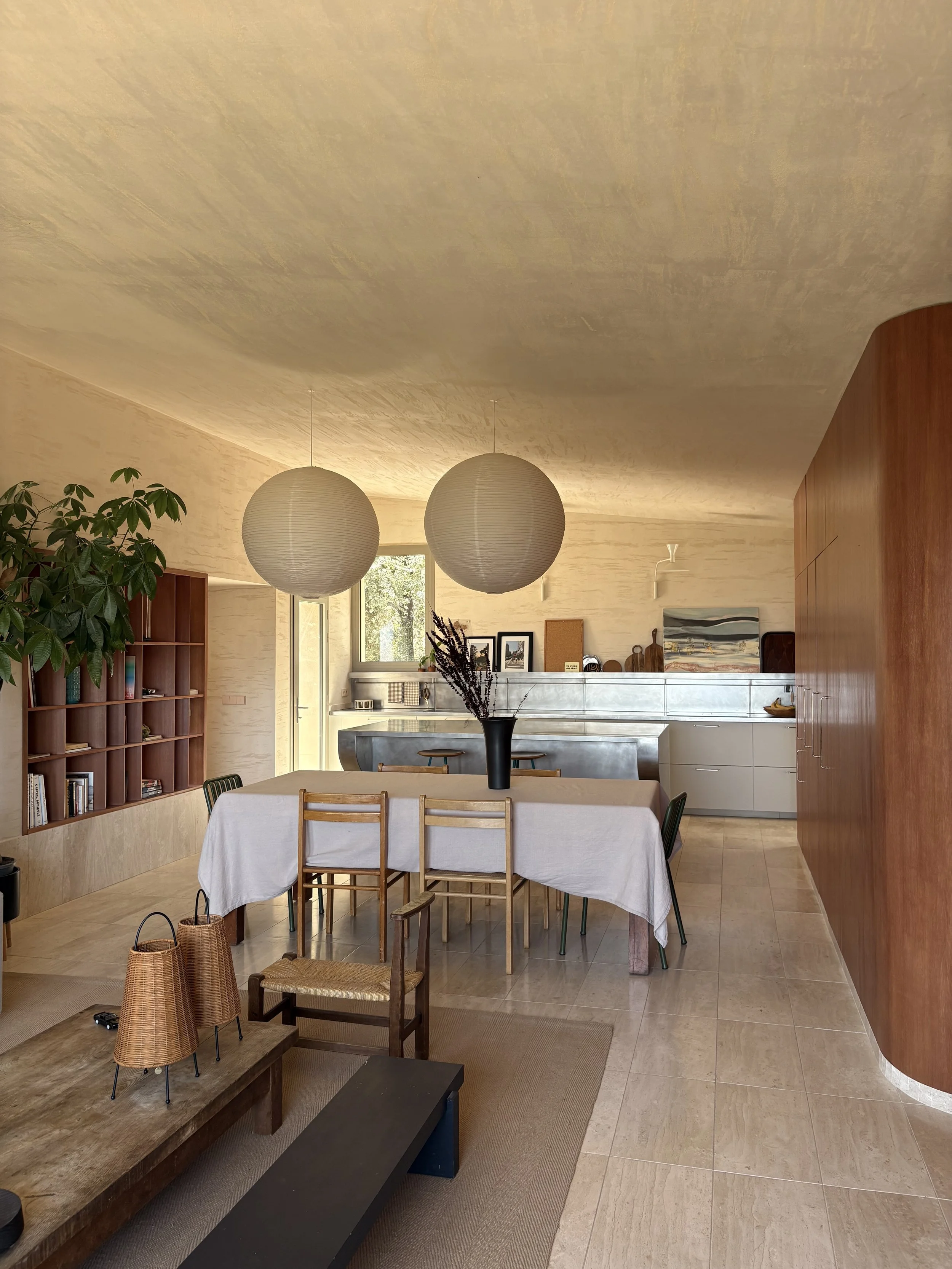 Salle à manger et cuisine ouverte de Casavistu aux finitions naturelles