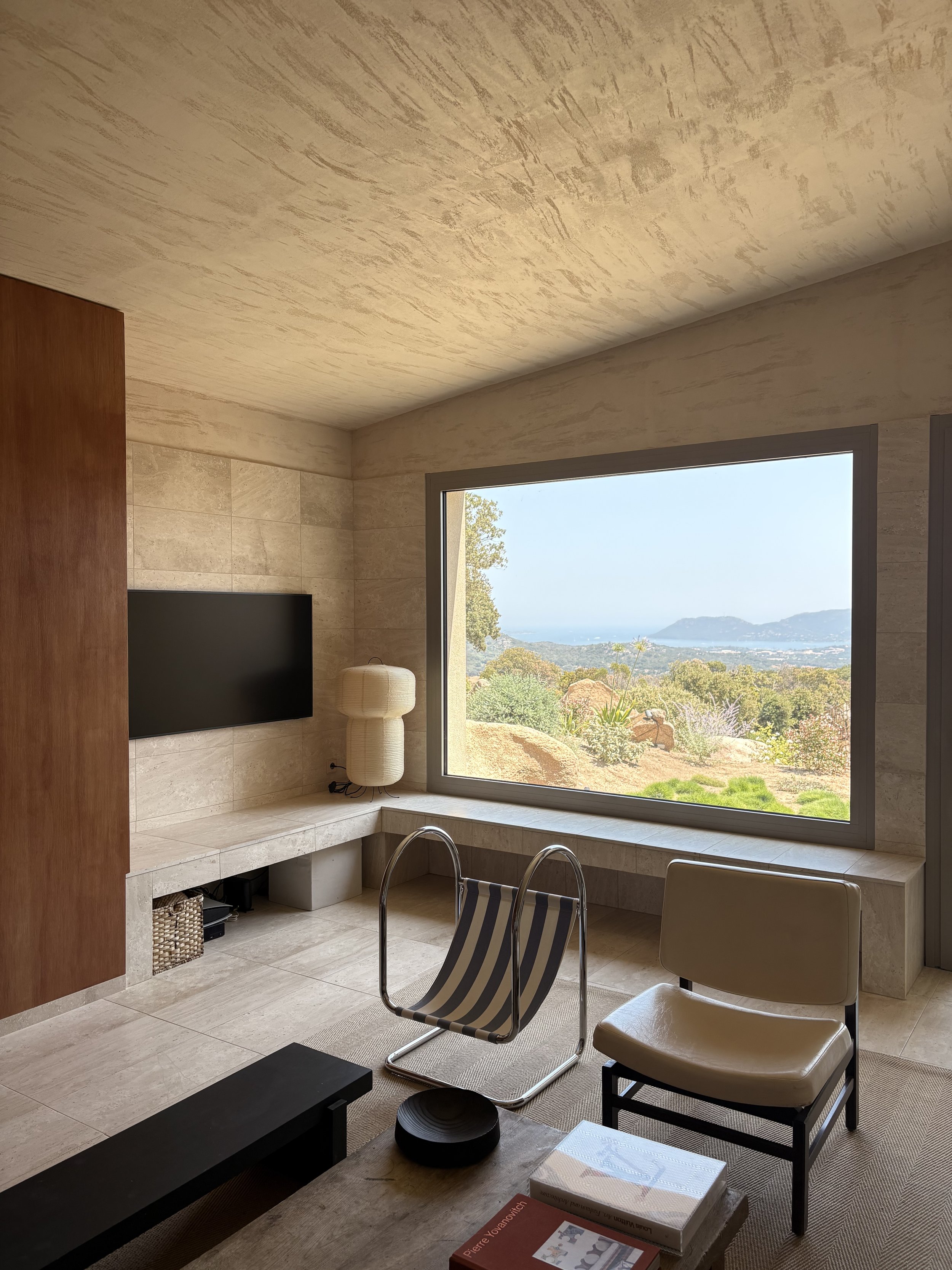 Salon ouvert sur le jardin et la mer par une grande baie vitrée
