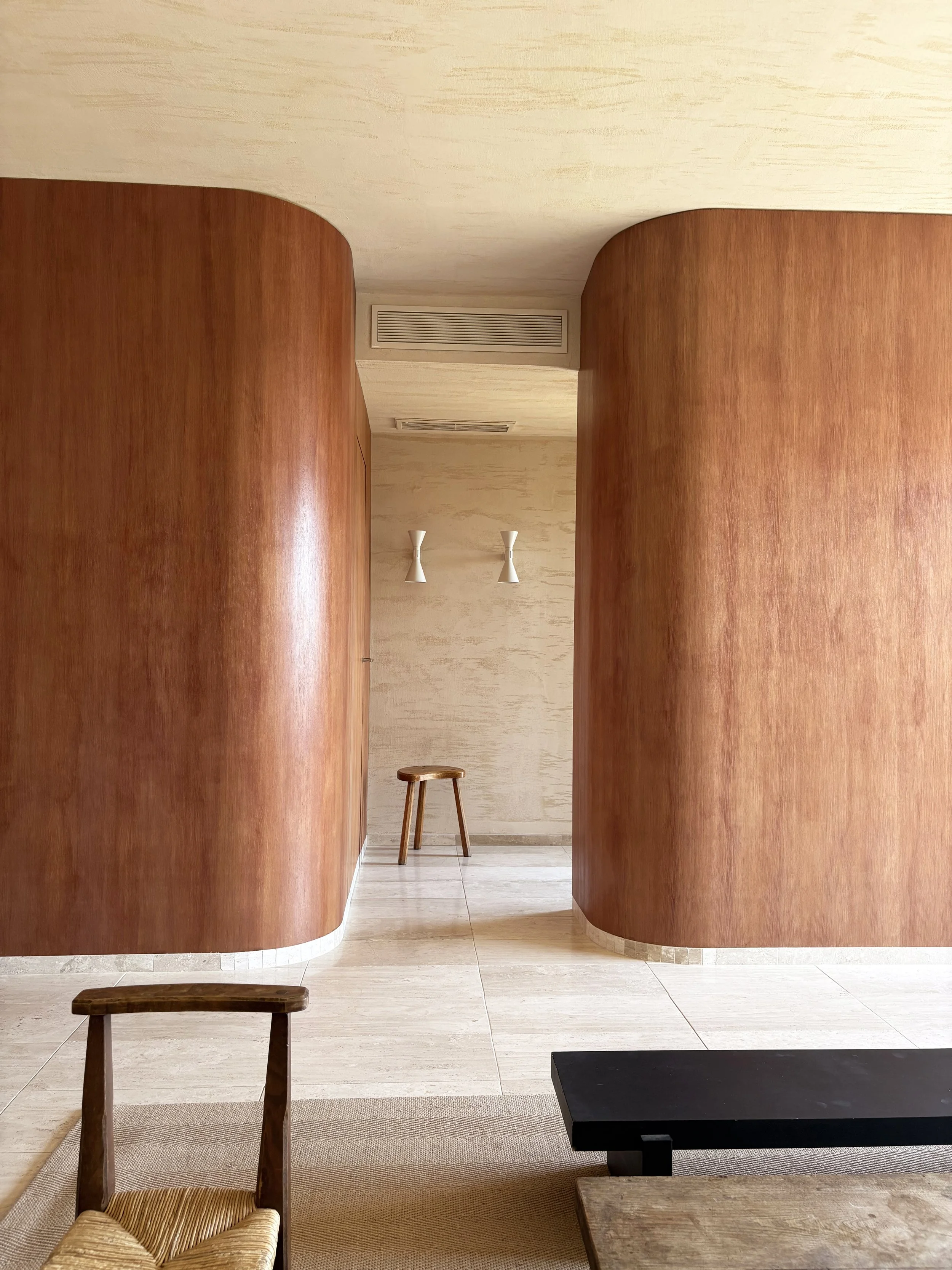 Menuiseries courbes en bois dans la pièce de vie contemporaine