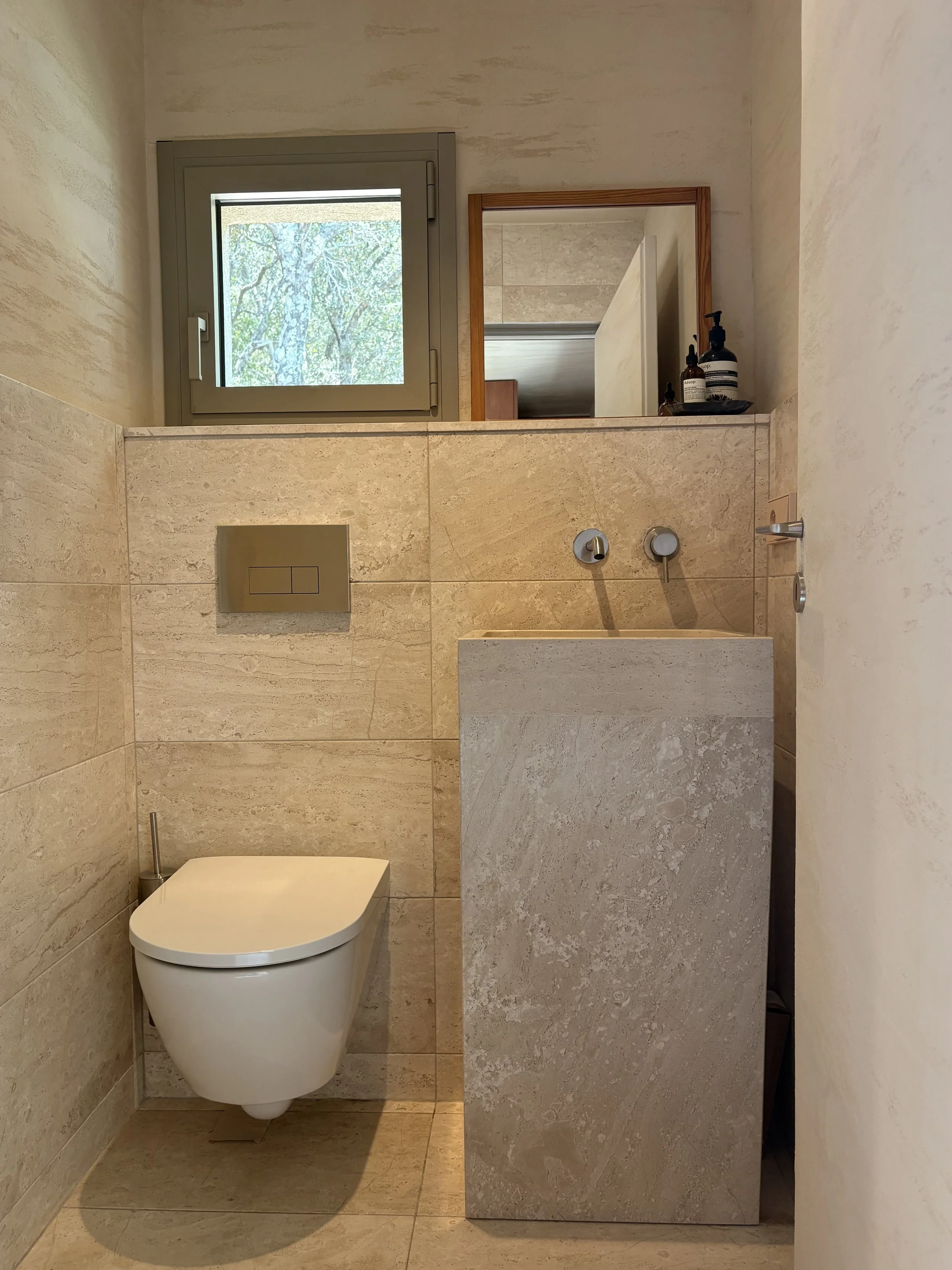 Salle d’eau privative avec douche et toilettes