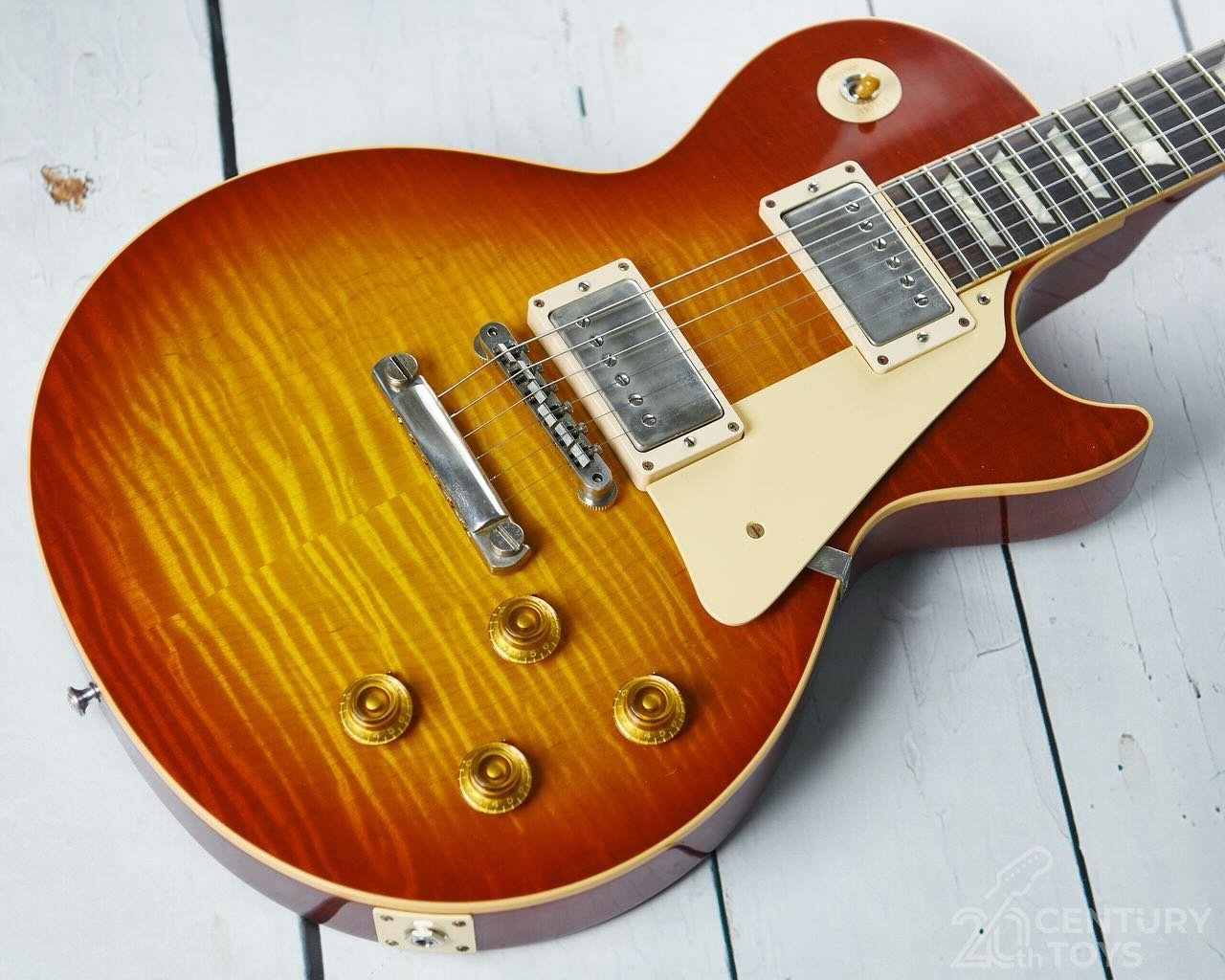 #flametopfriday🔥 Here is 60th Anniversary &lsquo;59 Les Paul Standard reissue we had not long ago. These are great guitars and probably the closest the Gibson Custom Shop has got to true vintage spec. 
.
www.20thcenturytoys.co
.
#gibsonlespaul #gibs
