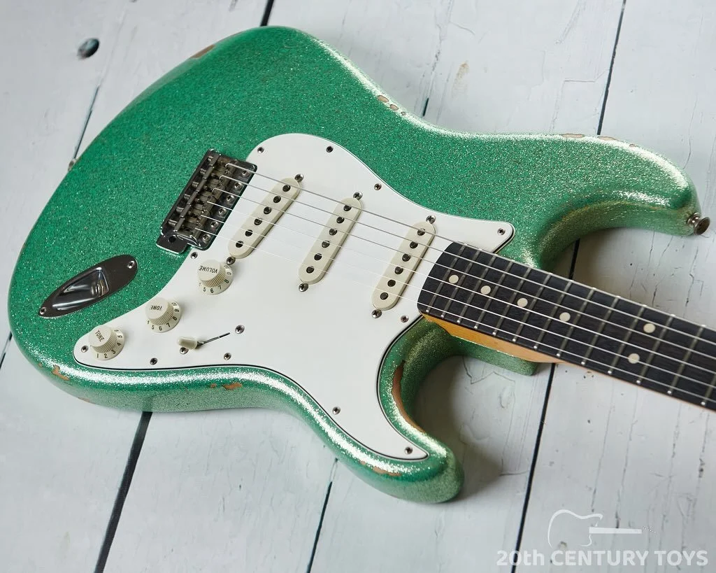 How about this Sea Foam Green Sparkle, Custom Shop ‘63 reissue Strat for #straturday If you’ve been looking for a custom shop Strat that is a bit different to the usual fare then look no further. With its unique sparkle finish this one is
