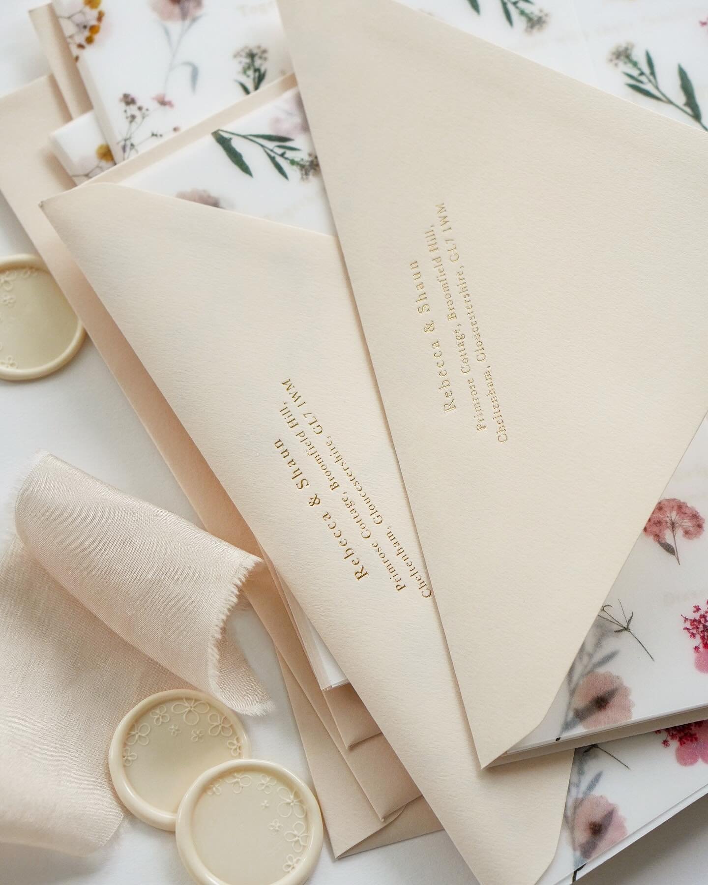 There are so many accessories you can add to your invitation suite to make them just that extra bit special and even more personal to you! ✨

Some ideas pictured here include floral envelope liners, vellum wraps, buttercream wax seals and a return ad
