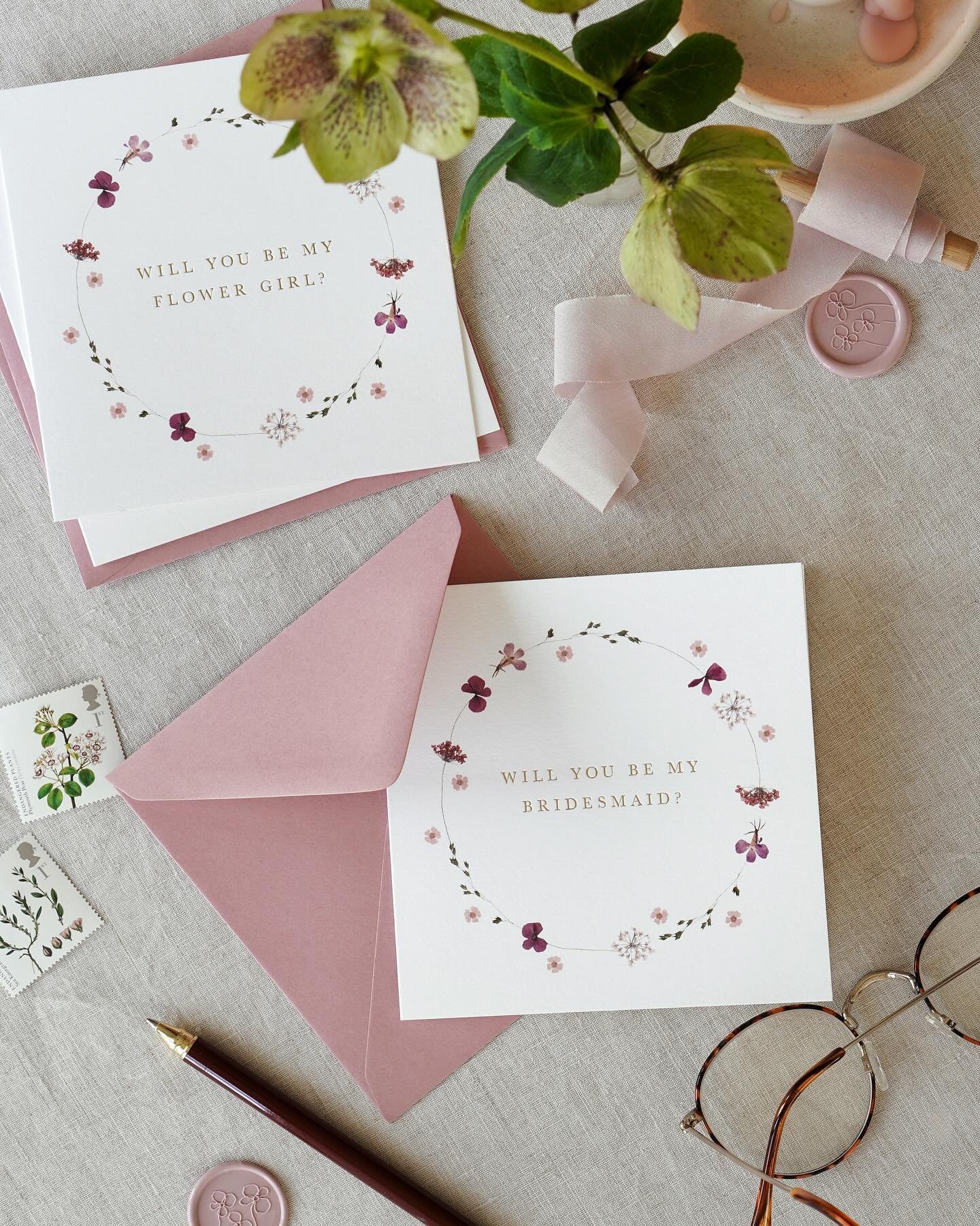 Bridal party proposal cards 🌷✨ These cards from the Edith collection are perfect for writing a special note to your best girls to ask them to be by your side on your big day. Each one is printed one by one using my very own and rather fancy hot foil