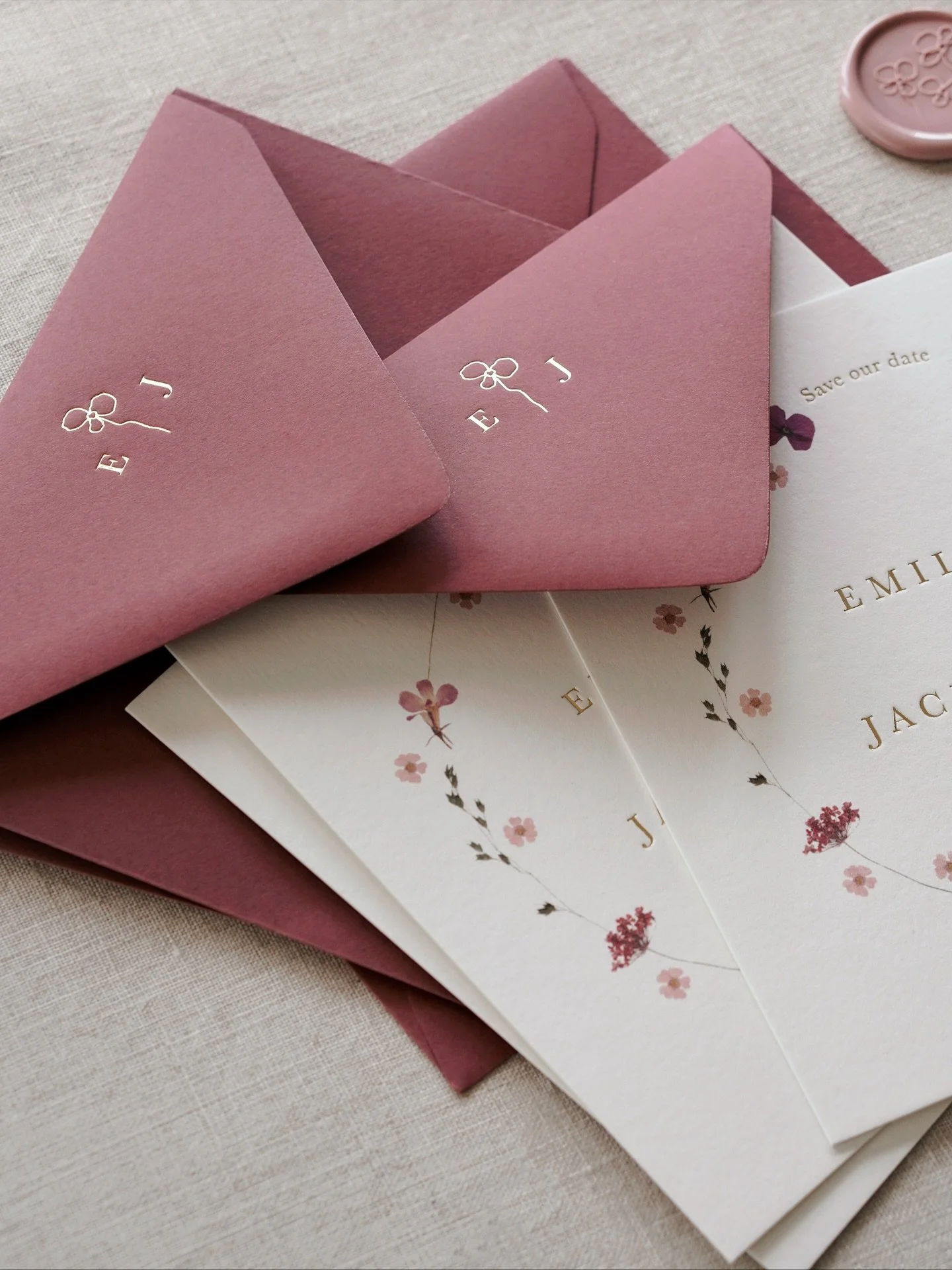 Meet the Edith collection, where delicate pressed flowers in pink and purple tones meet shiny gold foil blocked wording. A gorgeous floral option for your wedding stationery 🌷

Sample packs are available on my website shop, letting you experience th
