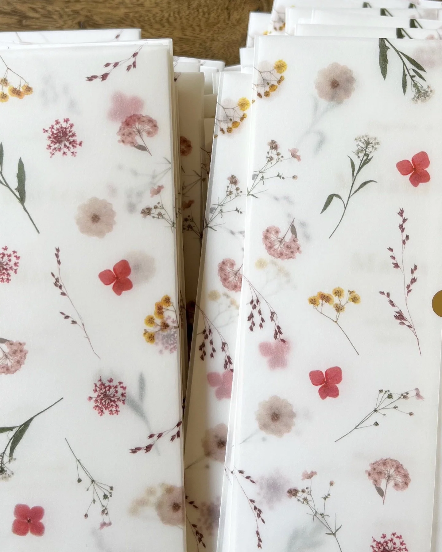 Printed pressed flower covered vellum wraps are one of my favourite embellishments for wedding invitations ❤️
⠀⠀⠀⠀⠀⠀⠀⠀⠀
Each one is assembled by hand to ensure a perfect finish and sealed with a shiny gold sticker or tied with soft silk ribbon, befor