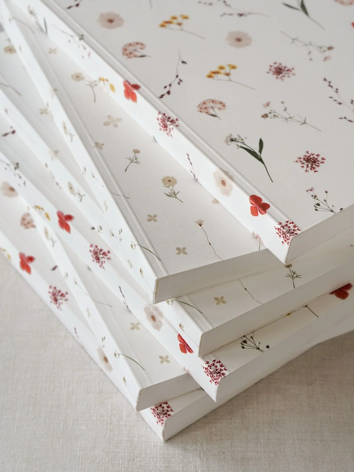 Beautifully crafted floral notebooks with layflat binding, available in two printed pressed flower patterns 📔🌷

The lay flat binding ensures the thick pages of smooth soft white paper remain open when using it to note down your best thoughts, ideas