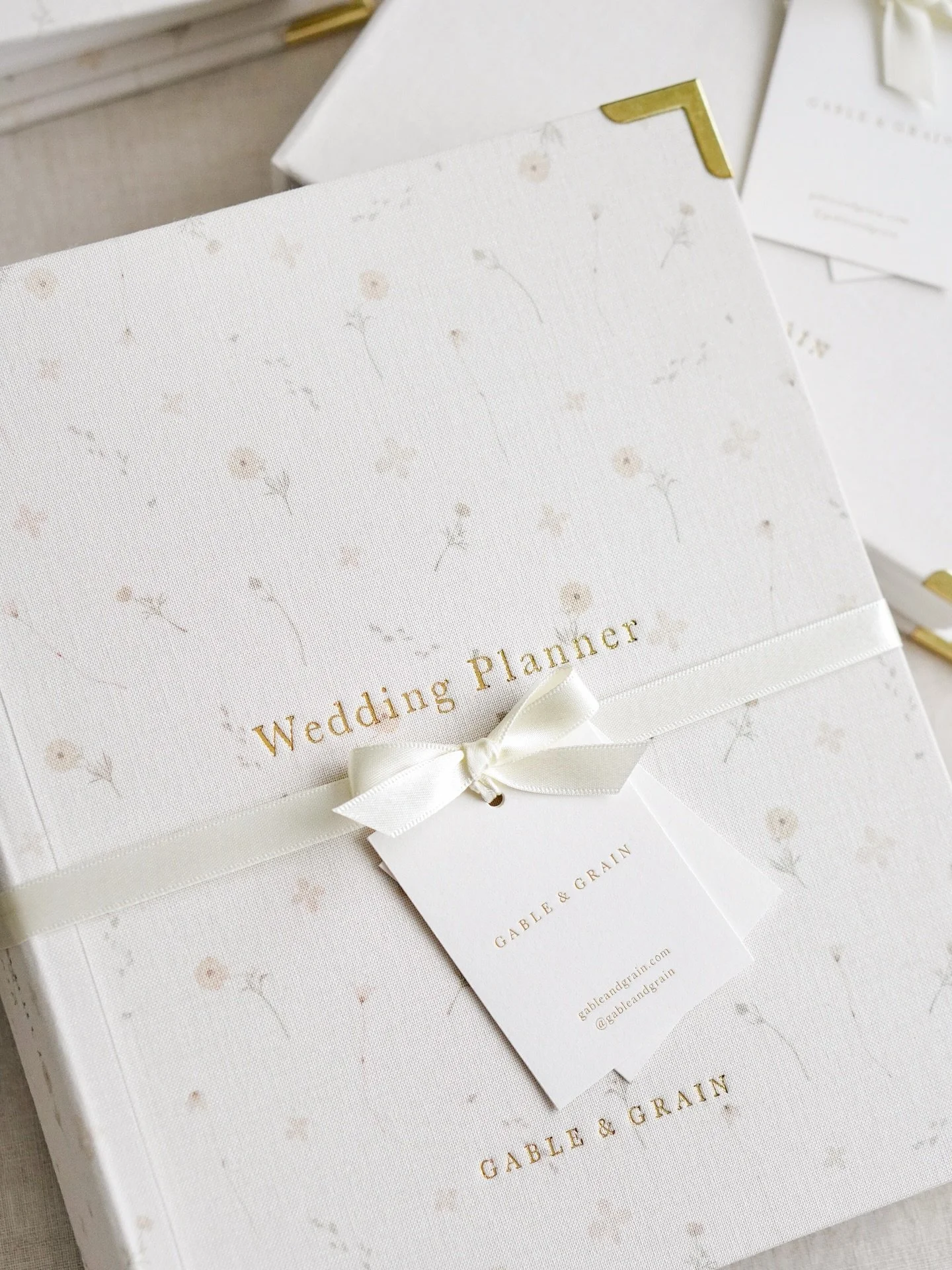 Wedding Planners 💒💍🤍 If you&rsquo;re looking for a beautiful piece of practical stationery to assist you in the planning of your own wedding, or a luxurious gift for a newly engaged friend or family member, then this wedding planner is for you!

T