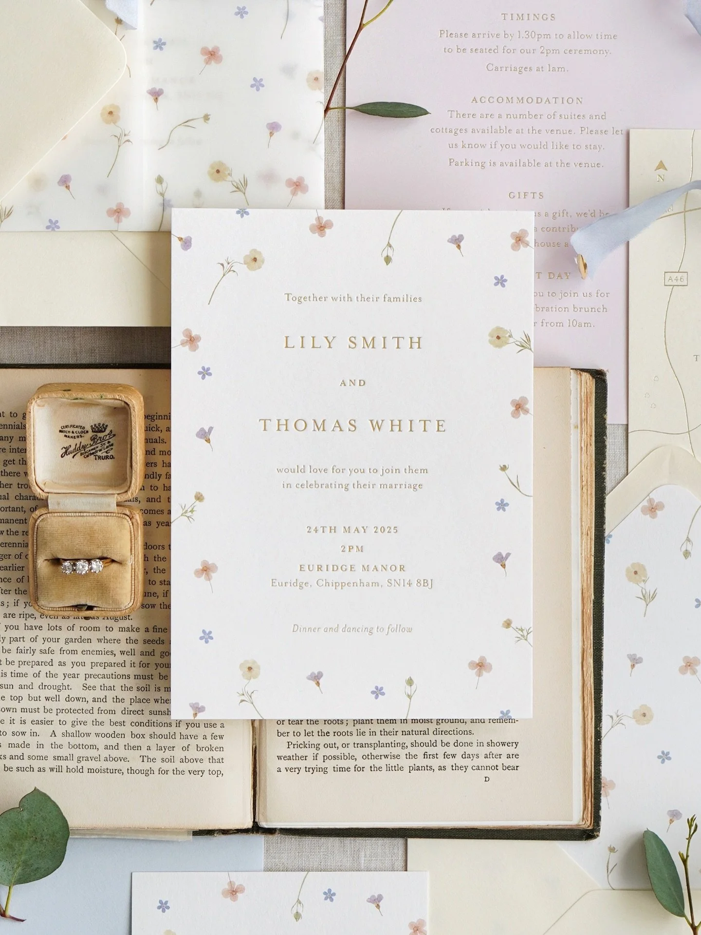 Which wedding stationery collection is your favourite? Let me know if the comments! 💌

1- Elizabeth
2- Anna
3- Frances
4- Lilla
5- Edith

Each piece of stationery is individually foil blocked onto super thick paper so that the wording is beautifully