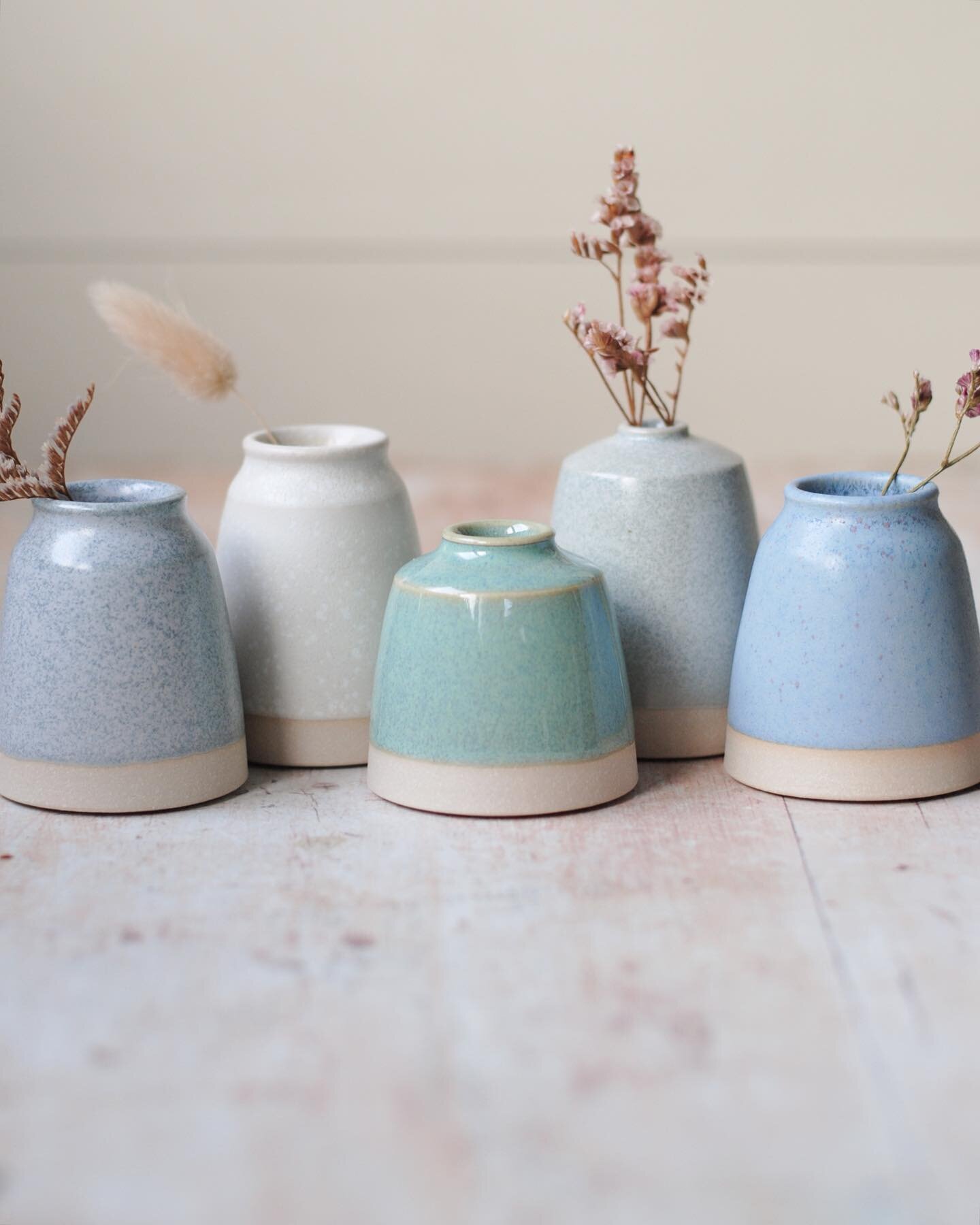 Pretty &lsquo;midi&rsquo; mini vases out of the kiln recently 😍

These vases are a little larger than my miniatures - but they&rsquo;re still pretty small! Ranging from 5cm upwards, they&rsquo;re perfect for a dried sprig 💐

I&rsquo;ve been listeni