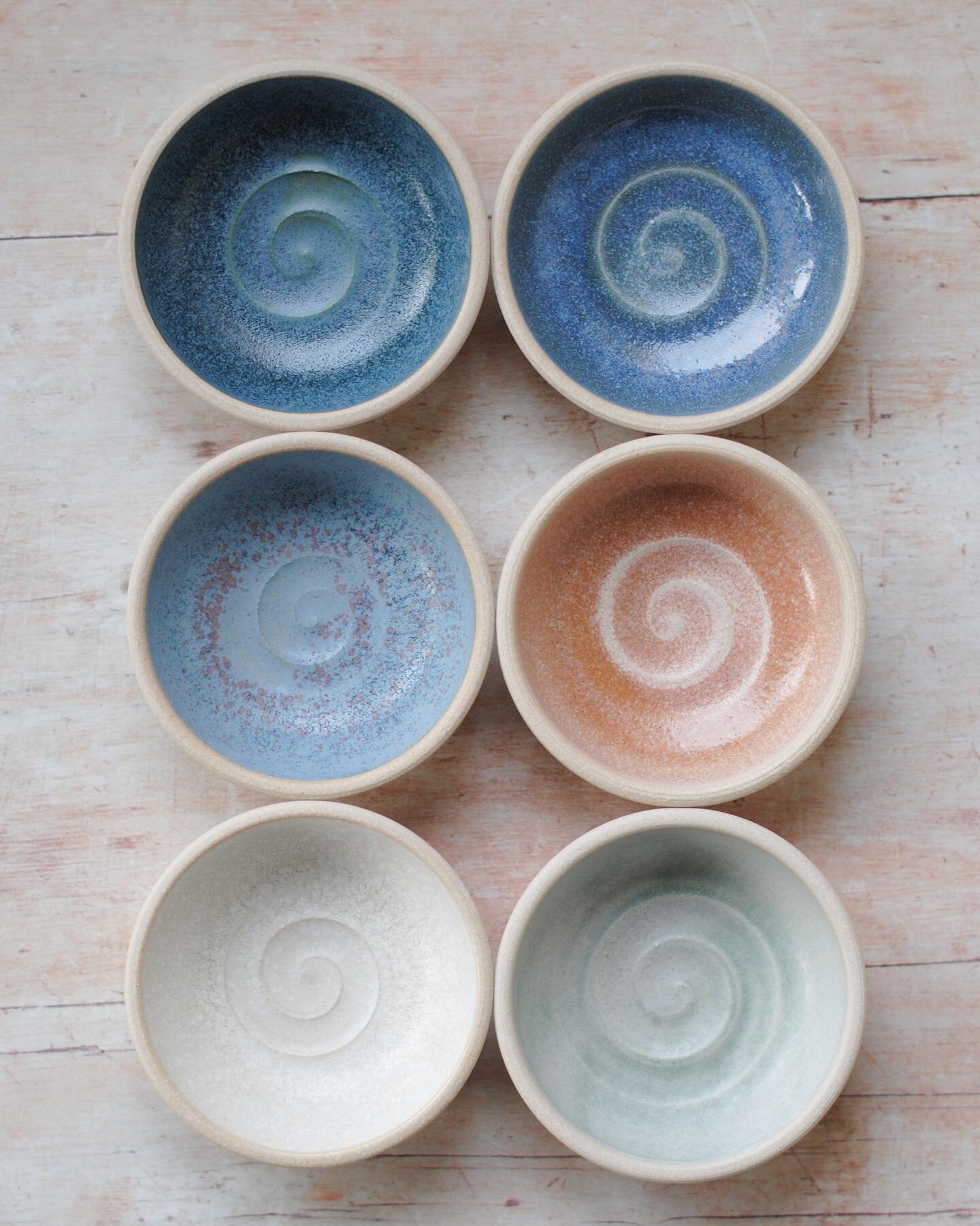Pick a favourite?! ✨

It&rsquo;s probably rude for me to pick (a bit like having a favourite child?!) buuuuut if you&rsquo;re twisting my arm&hellip; I love the one on the top right - it&rsquo;s a glaze I don&rsquo;t use often and it&rsquo;s so delig