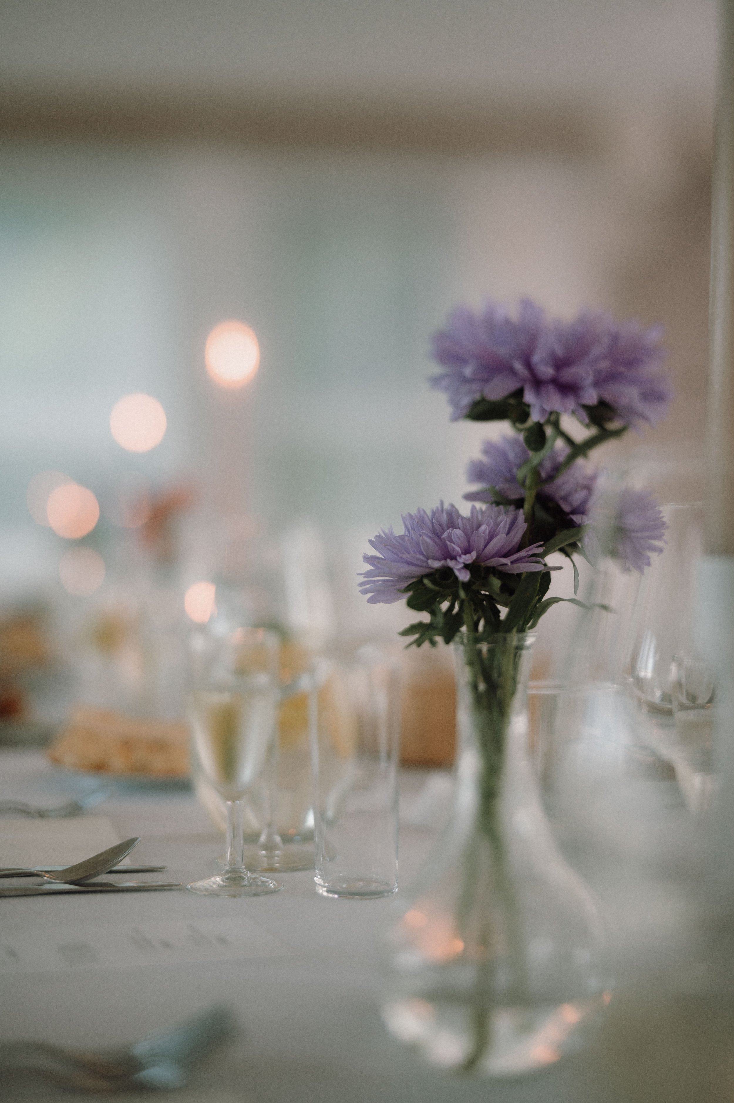 Dekoracie svadobnych stolov na svadbu Pod Gastankou v Modre od Mile kvietky.JPEG