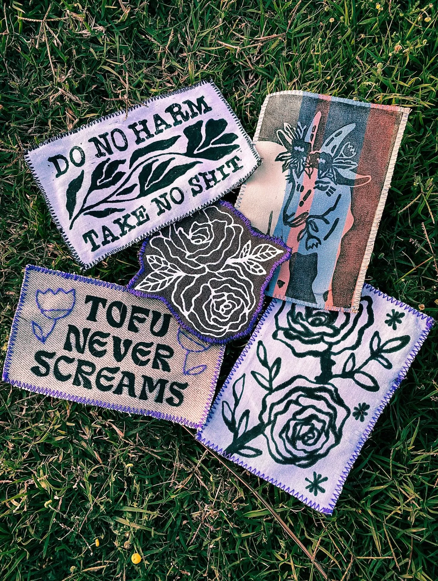And so it begins… my patch making era.
.
.
.
#diypatches #diypatch #veganpatch #handmadepatch #handmadepatches #tofuneverscreams #linofabricprints #veganart #veganartist #handmade #diy #fabricart