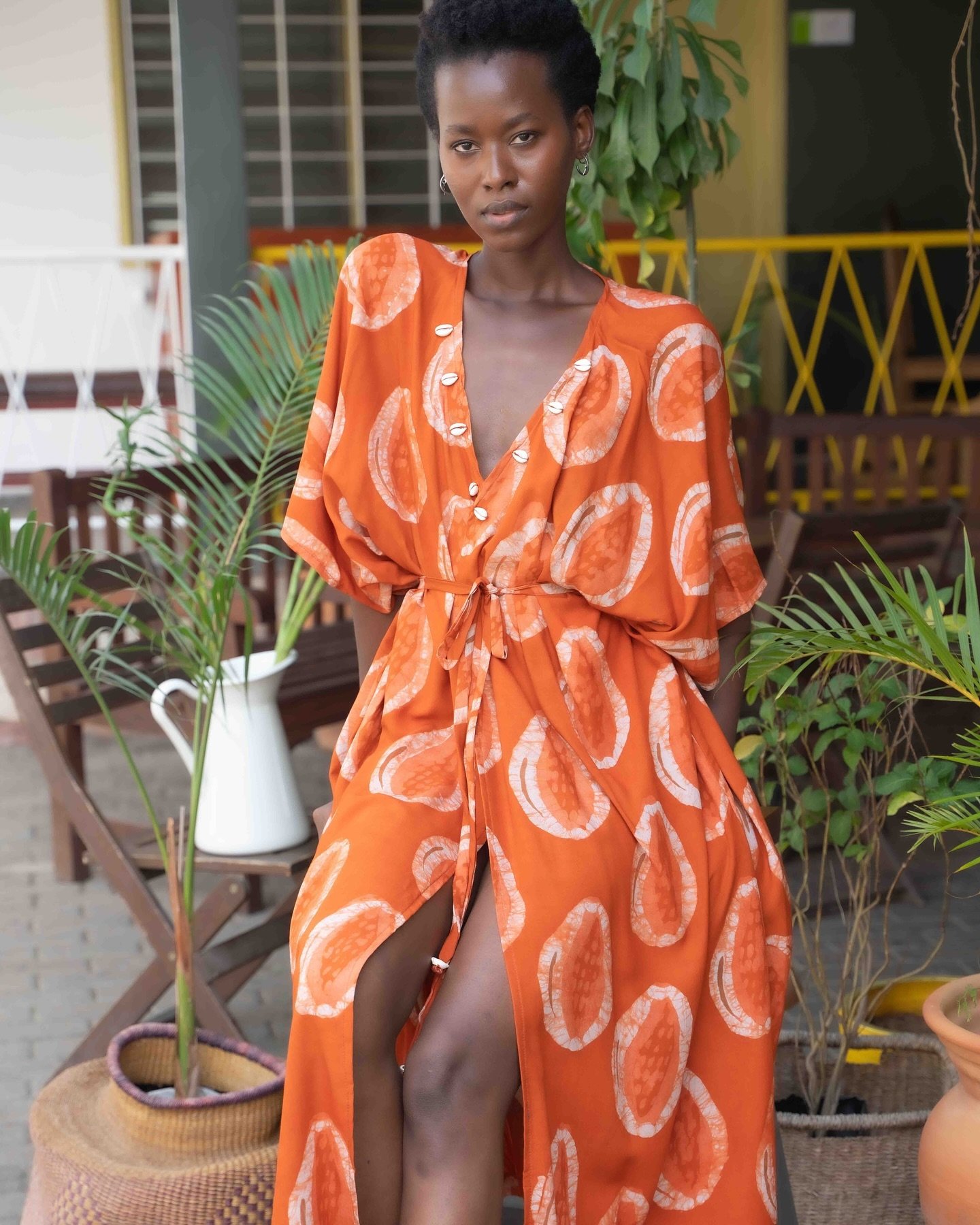 Adiba-Orange ! Highly anticipated and finally back in stock 🧡
.
.
.
#kimonos #madeinghana🇬🇭 #batikfashionshow #handmadefashion #schweiz🇨🇭 #z&uuml;rich #batik #travelinspiredfashion #beachoutfits #resortlife #summeroutfitideas #fashionblogging #m