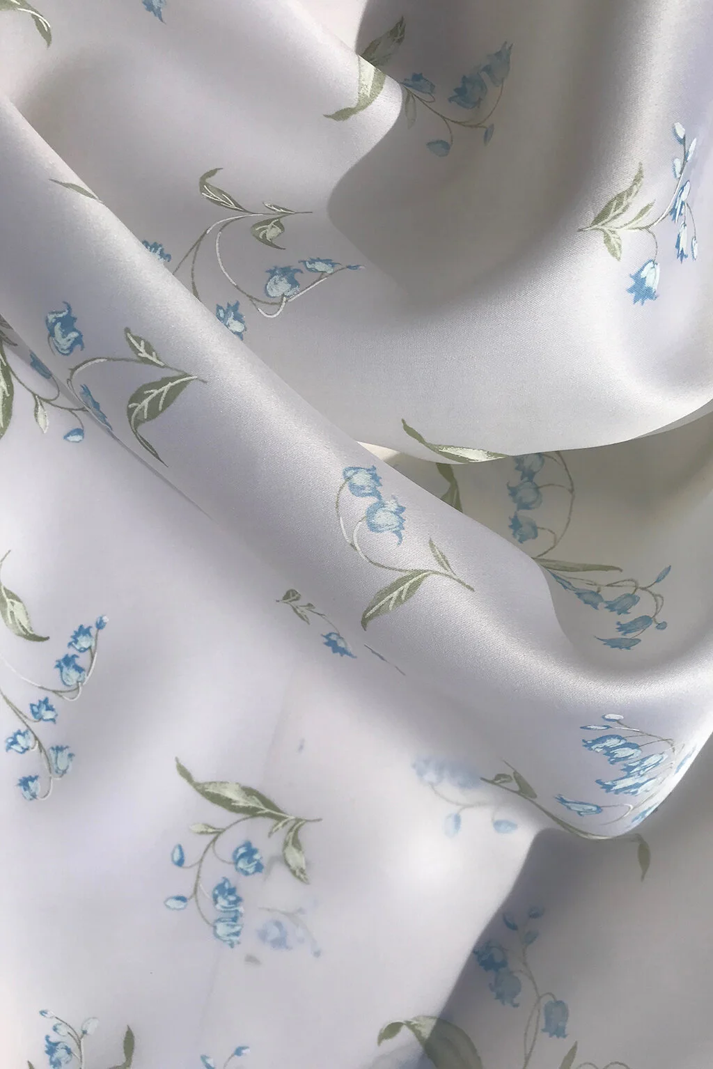 Pure silk organza in white with bluebells - 70cm remnant