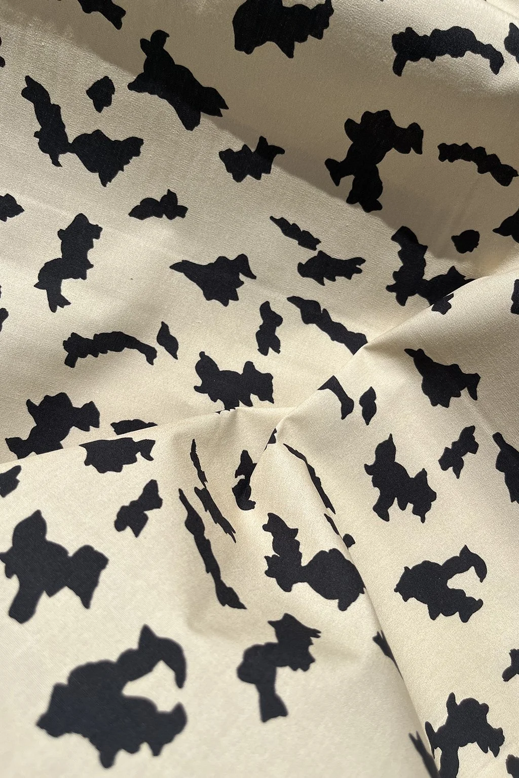 Cotton with an abstract print in beige and black7.jpg