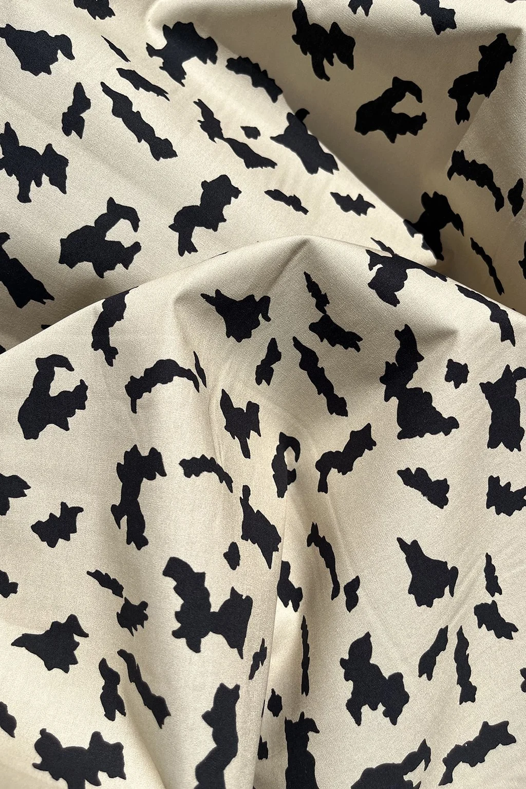 Cotton with an abstract print in beige and black6.jpg